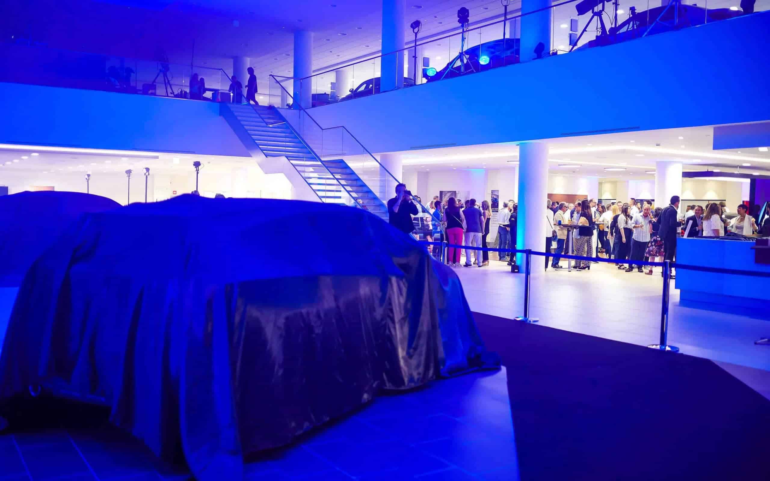 Show de luz y música en directo en el lanzamiento de los BMW X2 y X4