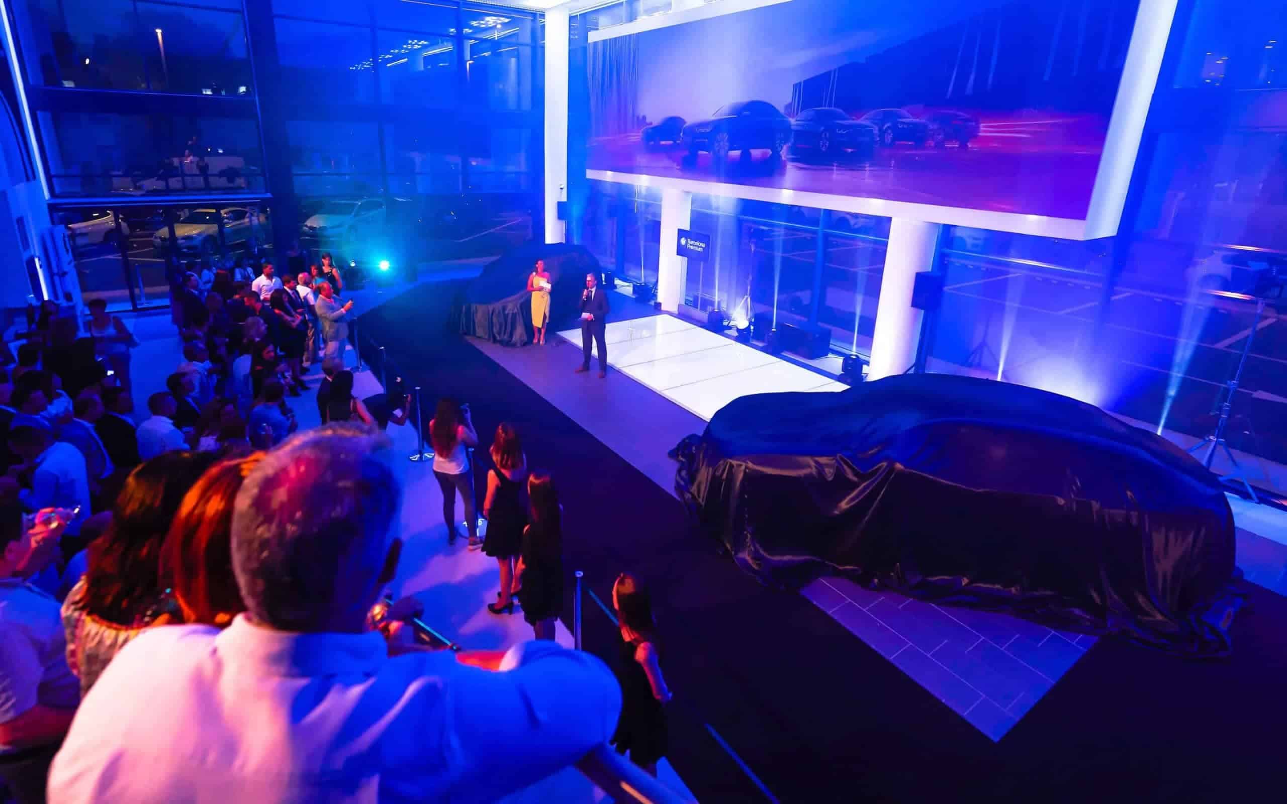 Caballo de doma dentro del concesionario durante la presentación de los BMW X2 y X4