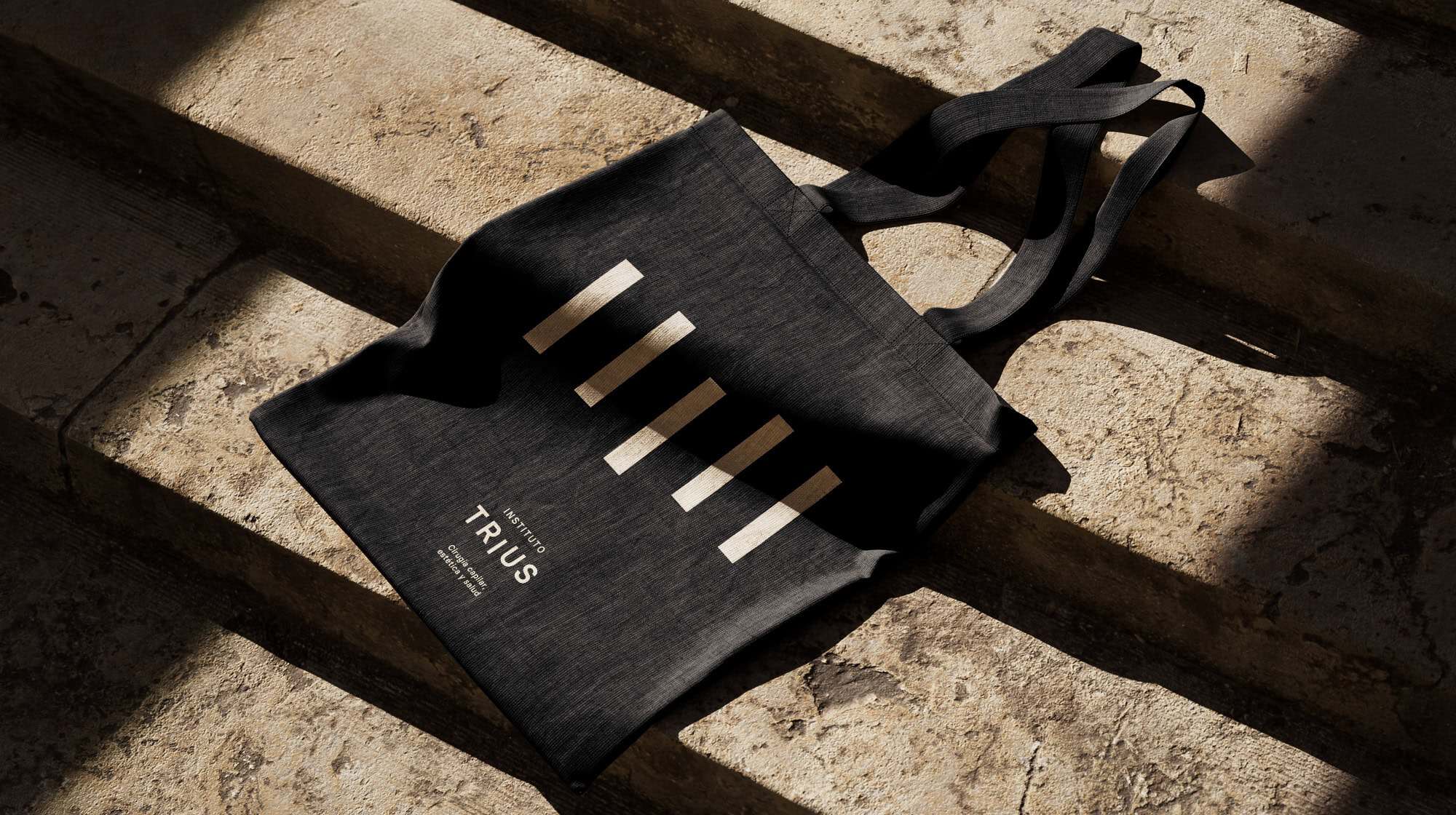 Detalle del bordado del logotipo del Instituto Trius, trabajo de Mariona Agency