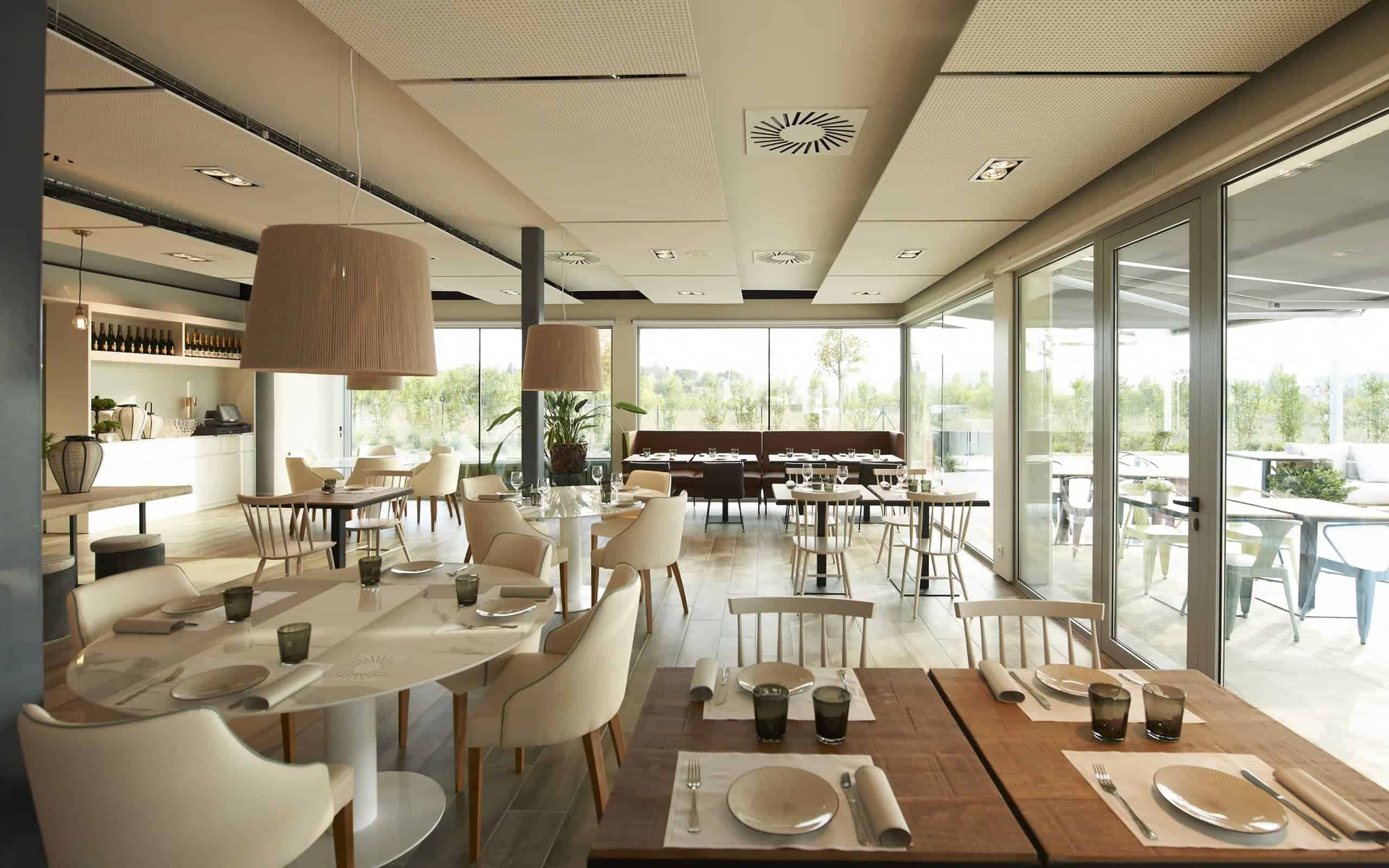Sala de Brau vestida con la marca creada por Mariona Agency
