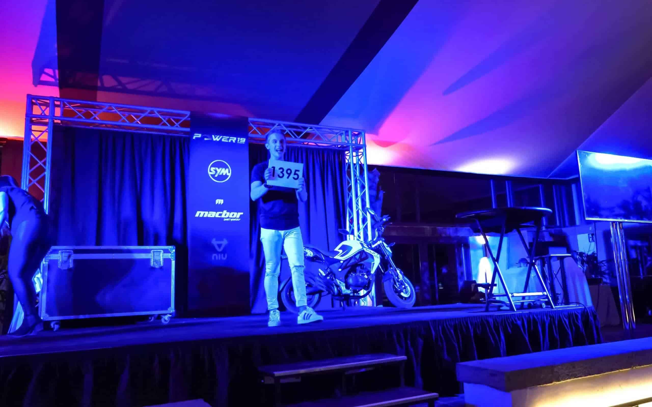Puesta en escena de marca SYM durante la convención