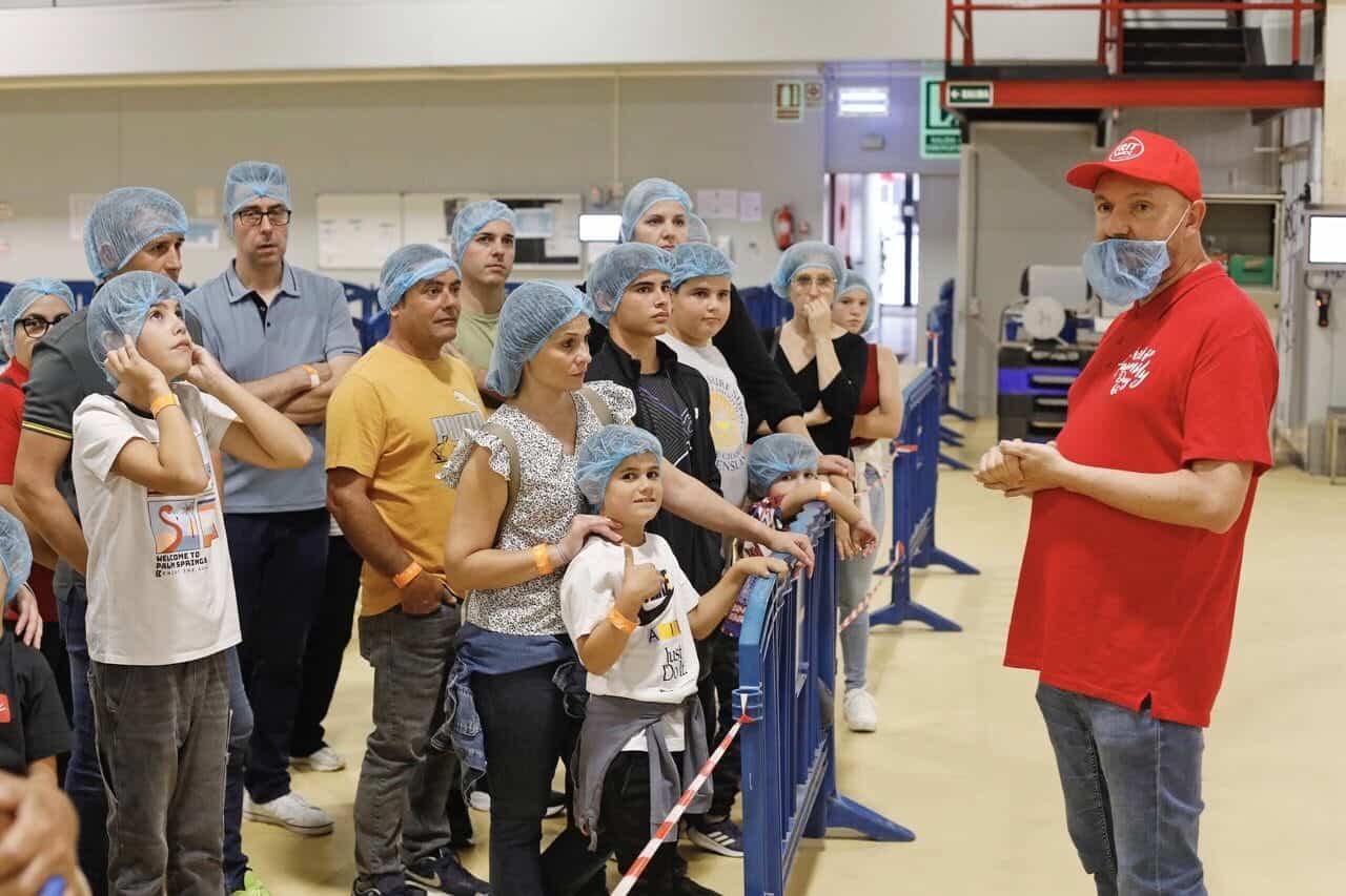 Familias recorriendo la fábrica de Frit Ravich en el evento de Mariona Agency