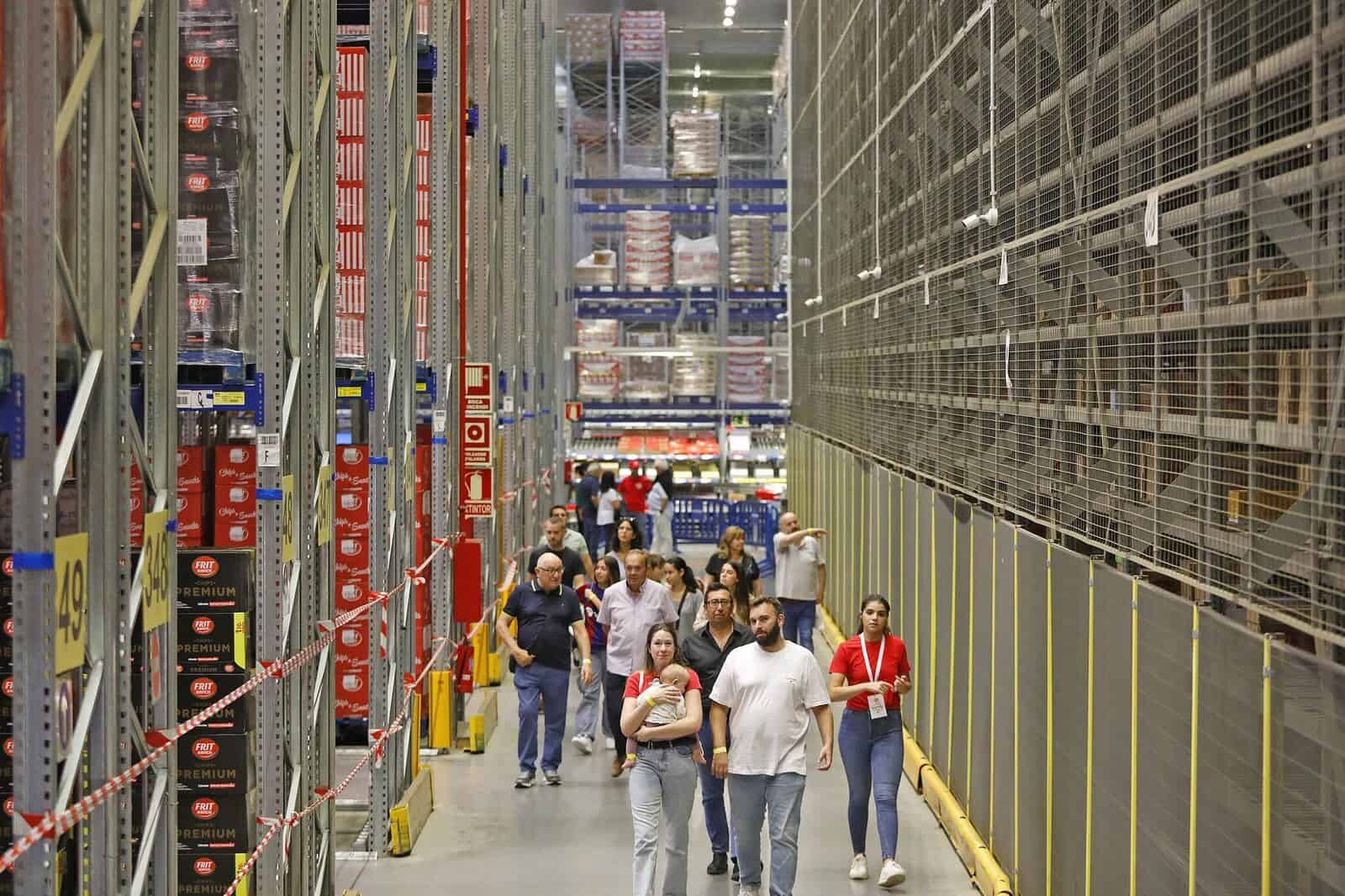Recorrido por el centro logístico de Frit Ravich organizado por Mariona Agency
