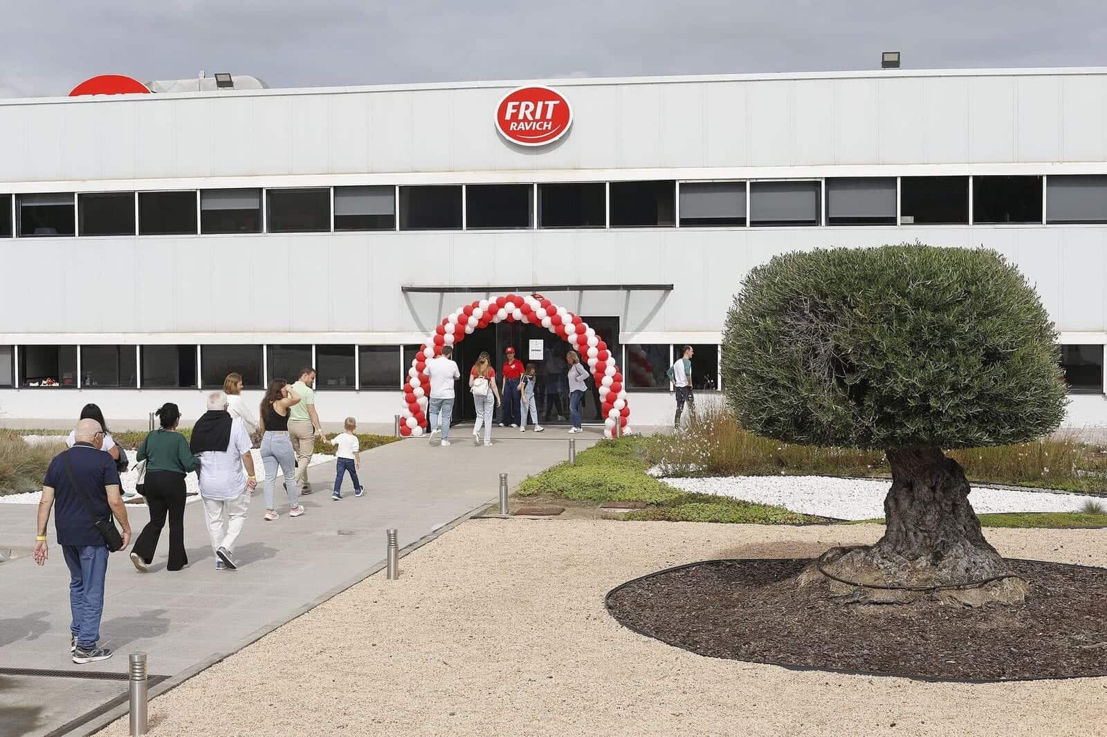 Acceso a la fábrica de Frit Ravich durante la jornada de puertas abiertas