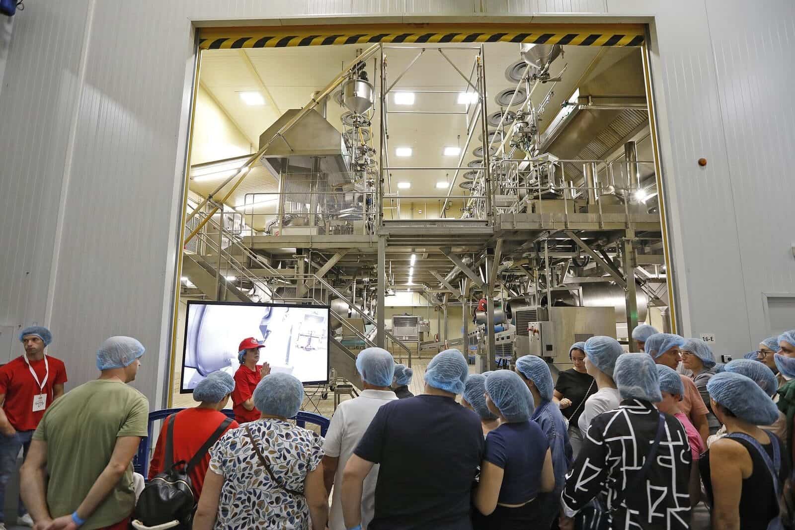 Visita a planta de producción de Frit Ravich guiada por Mariona Agency