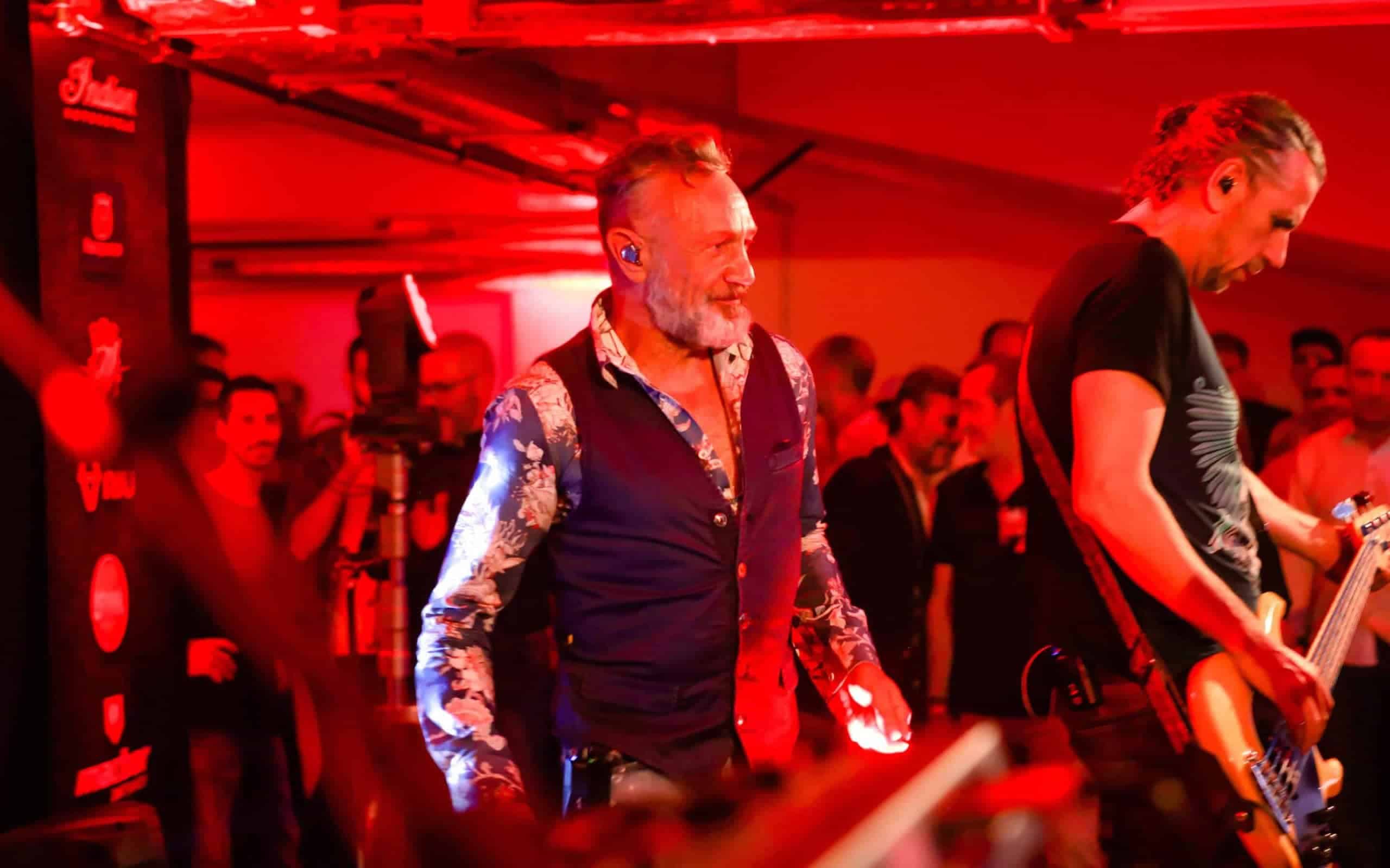 Público disfrutando del concierto en la inauguración de Motos Bordoy