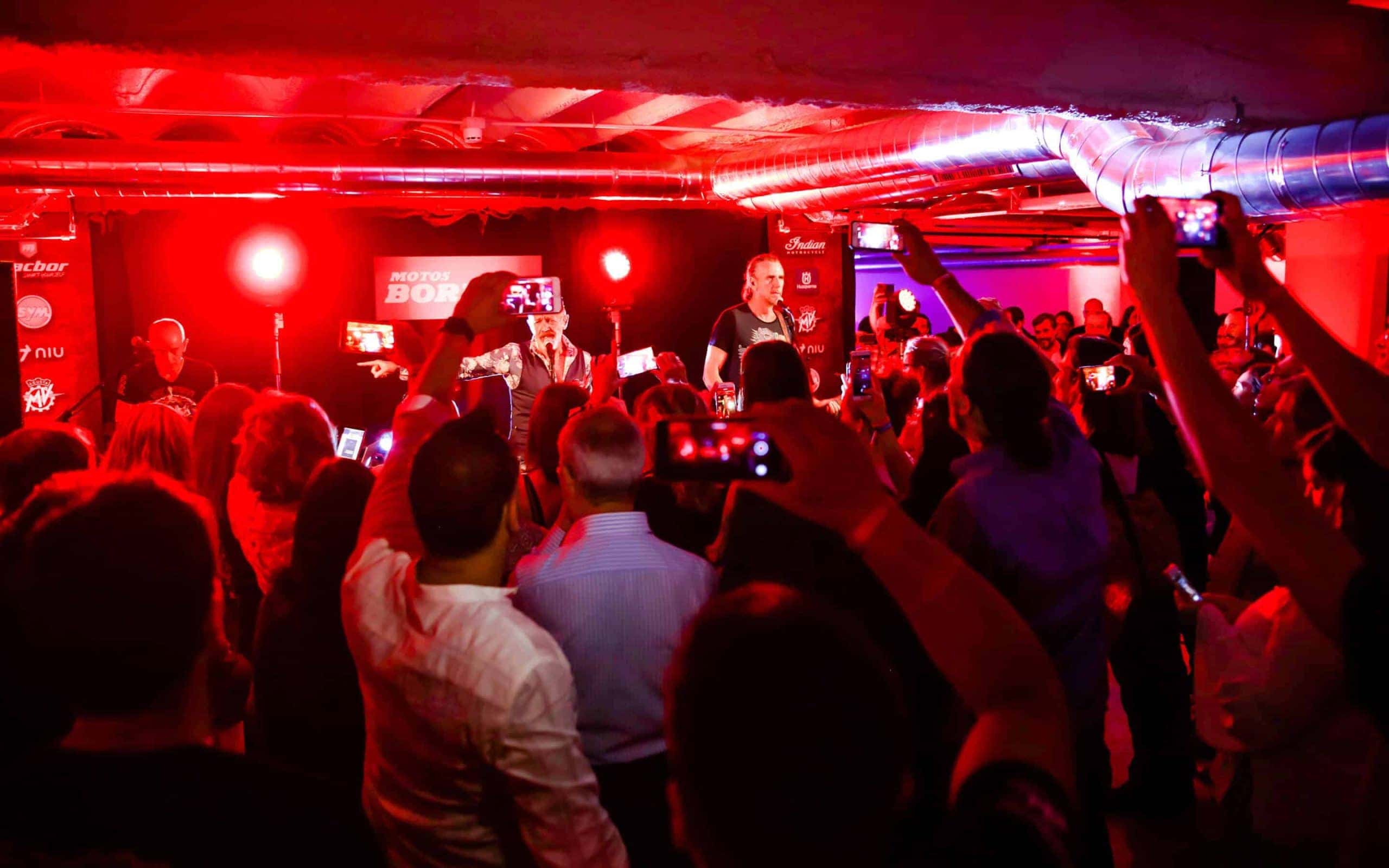 Momento del concierto de La Unión en la inauguración de Motos Bordoy
