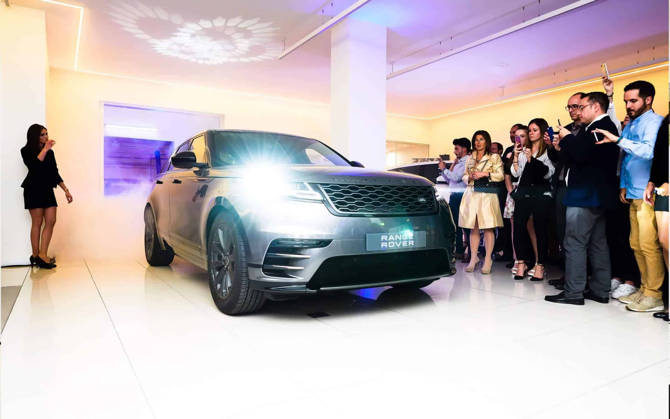 Asistentes a la inauguración del concesionario Jaguar Land Rover Sant Boi