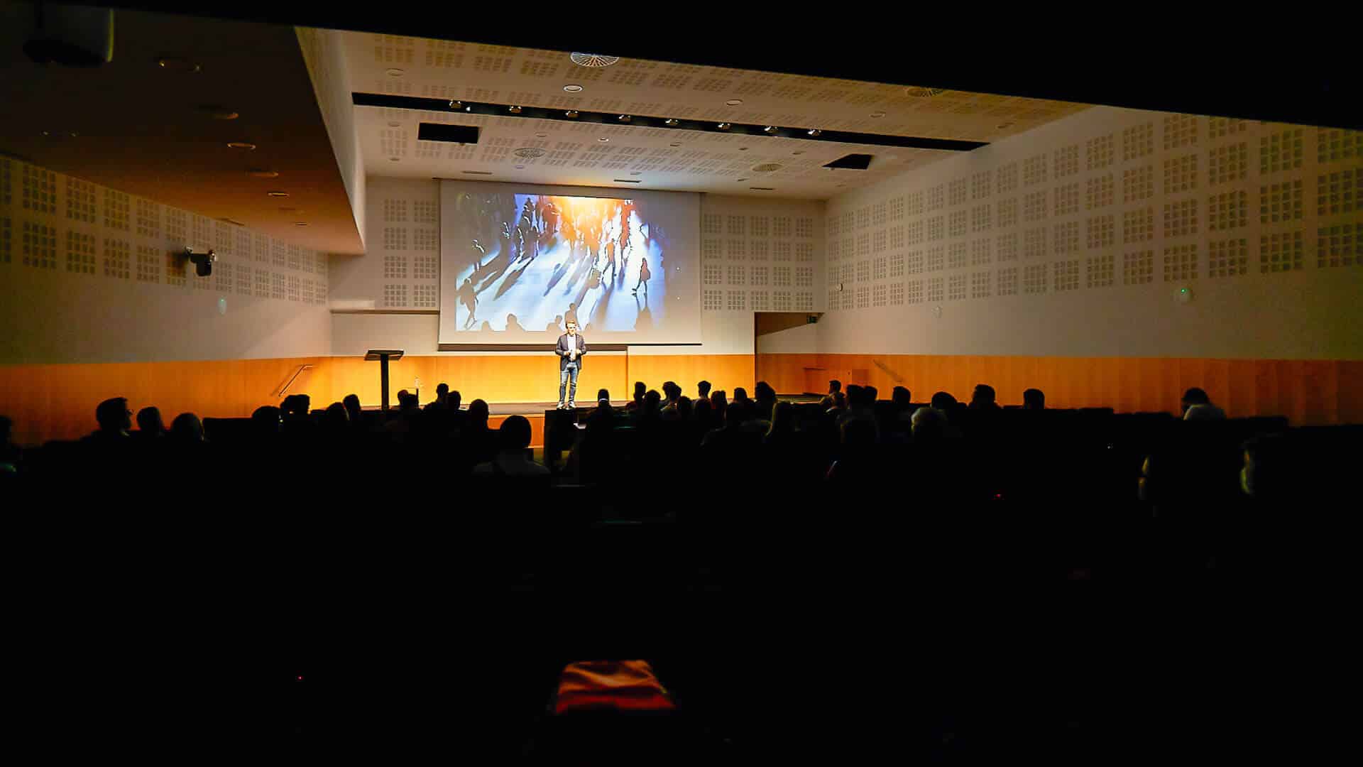 Escenografía del evento de presentación del Mercedes EQE en Barcelona