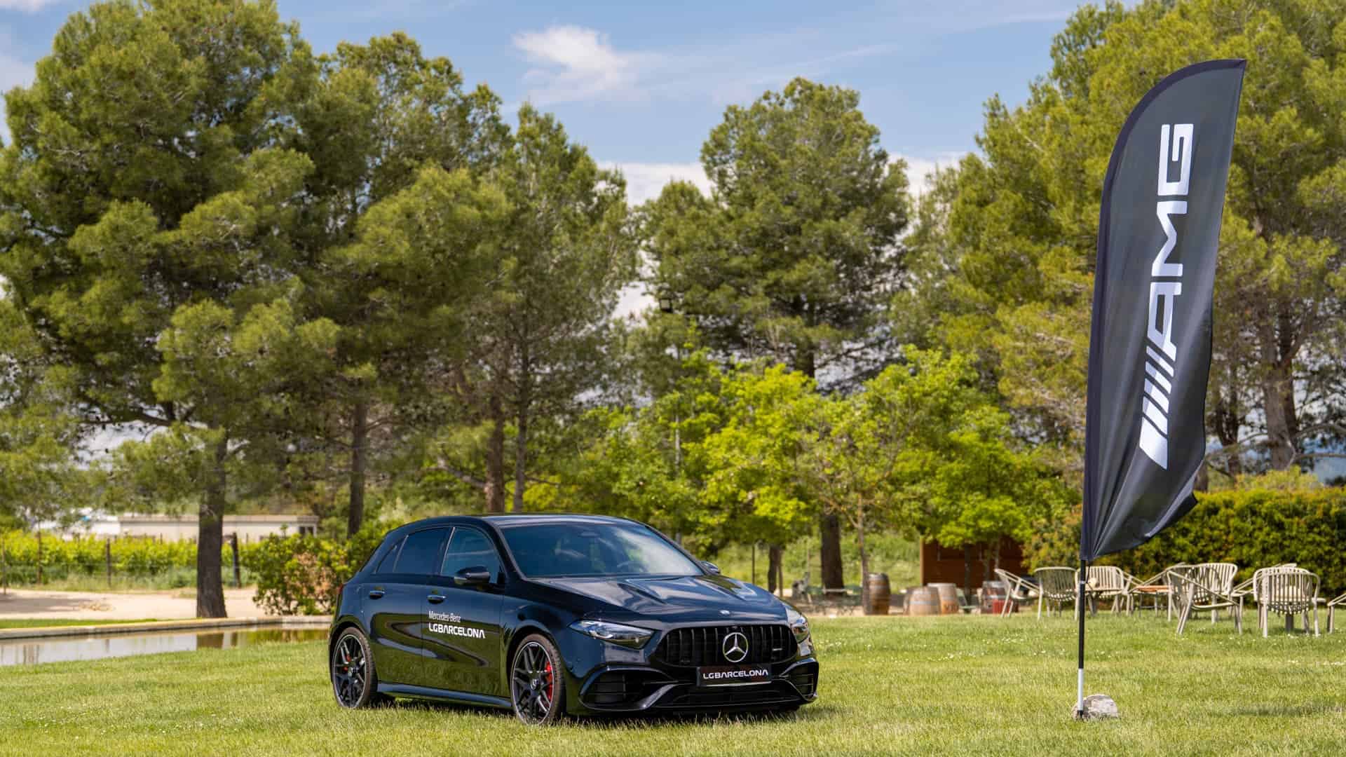 Bandera AMG junto a un Mercedes-Benz en las Cavas Vilarnau, evento Dreamer de Mariona Agency