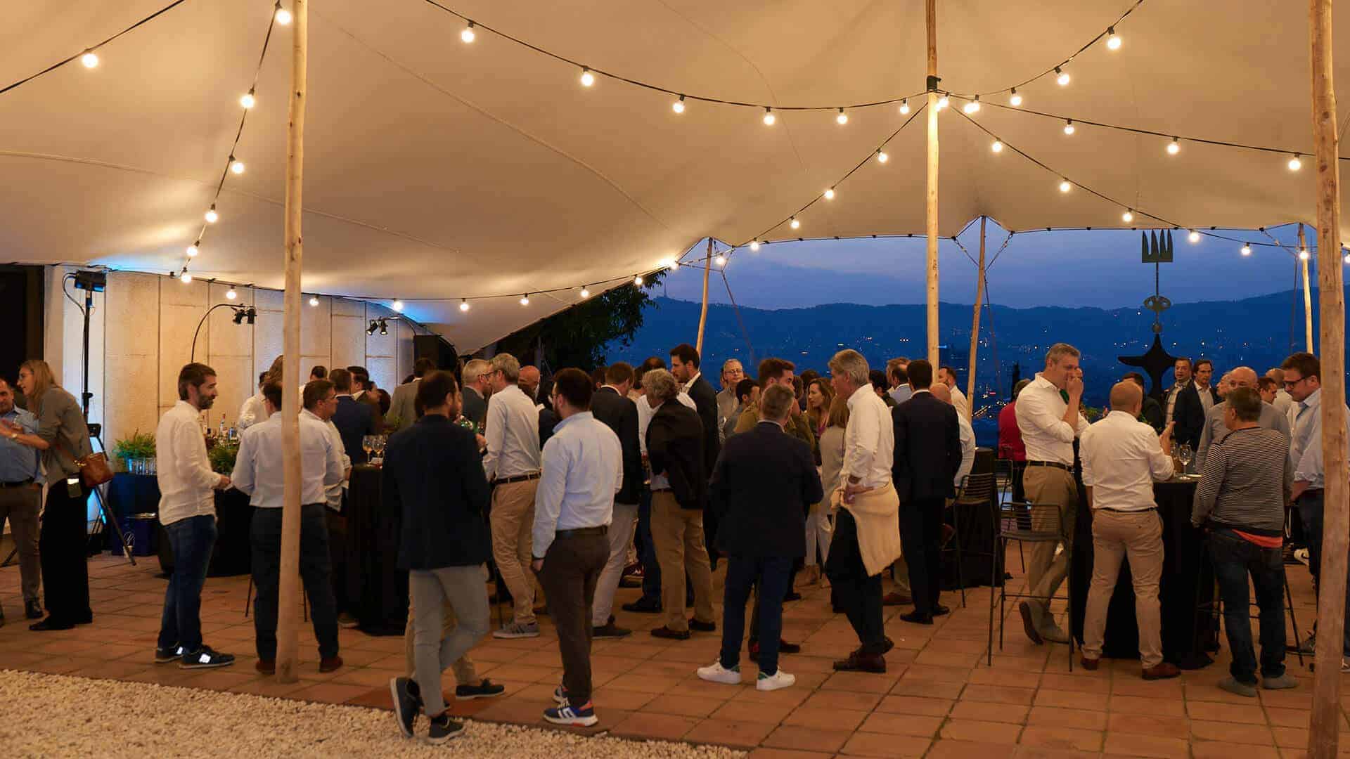 Clientes de NTT Data durante la cena cocktail diseñada por Mariona Agency