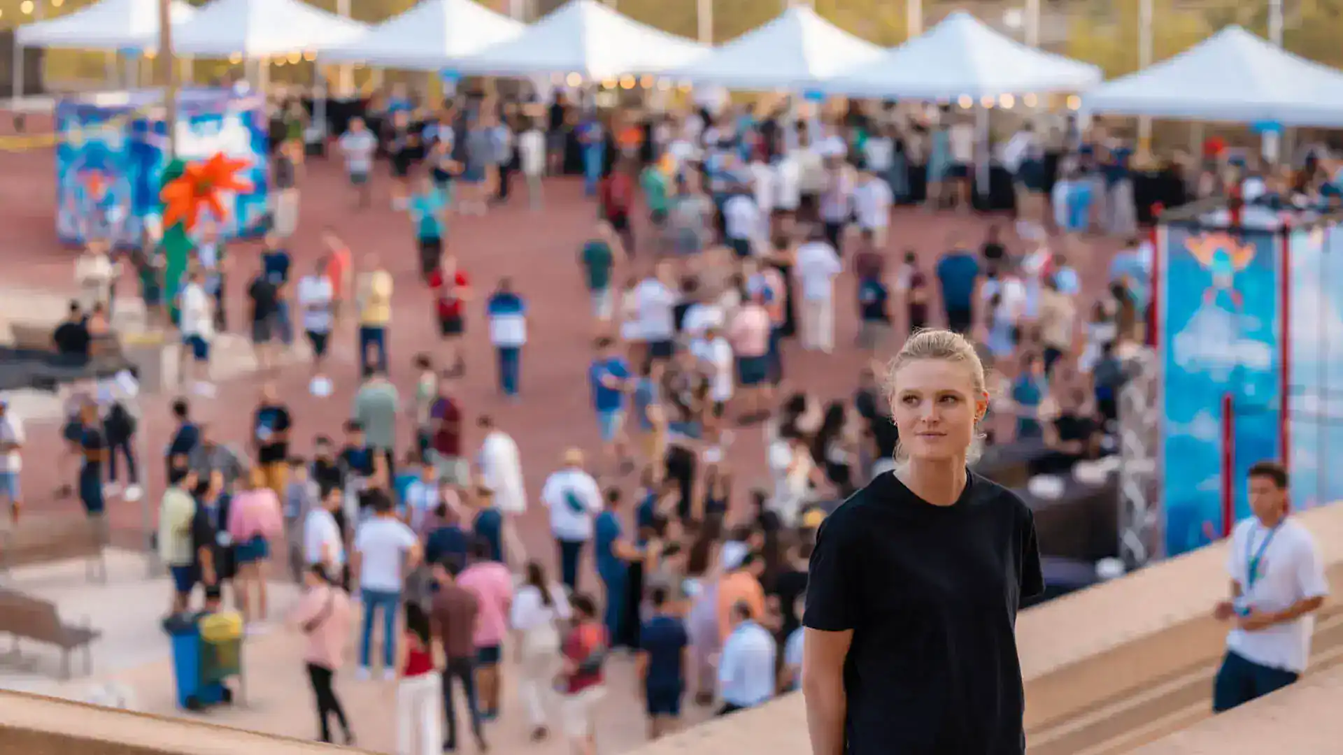 Público de NTT DATA disfrutando del festival corporativo creado por Mariona Agency