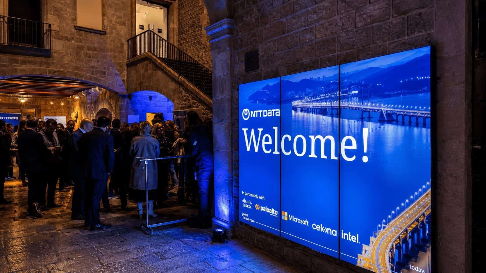 Pantalla de bienvenida con la identidad de NTT Data, diseño de Mariona Agency