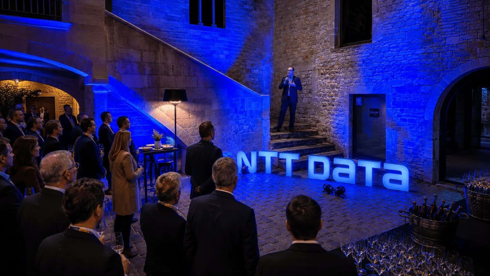 Escenografía e iluminación de marca del evento de NTT Data por Mariona Agency
