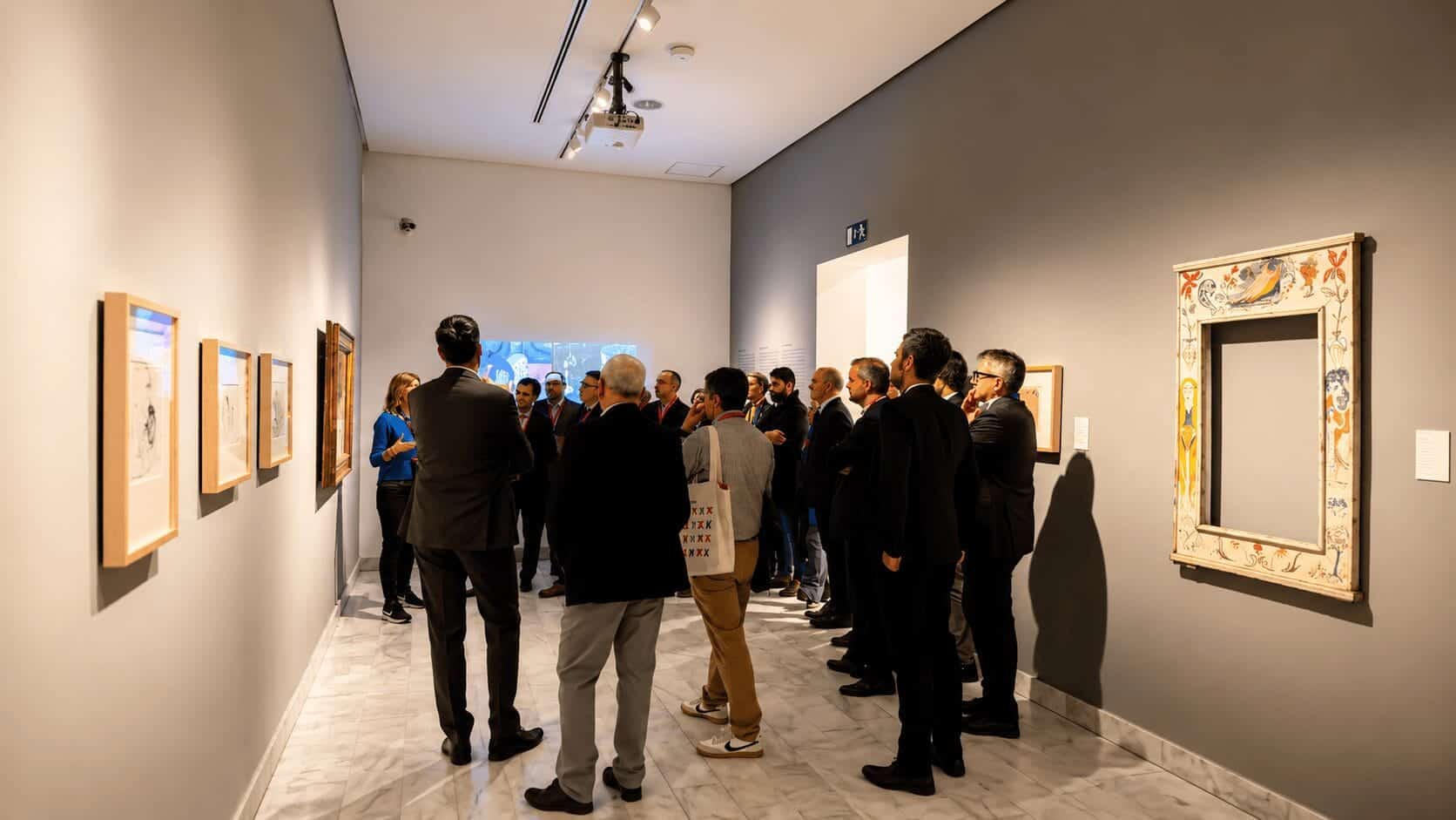 Momento de networking entre clientes de NTT Data en el evento de Mariona Agency