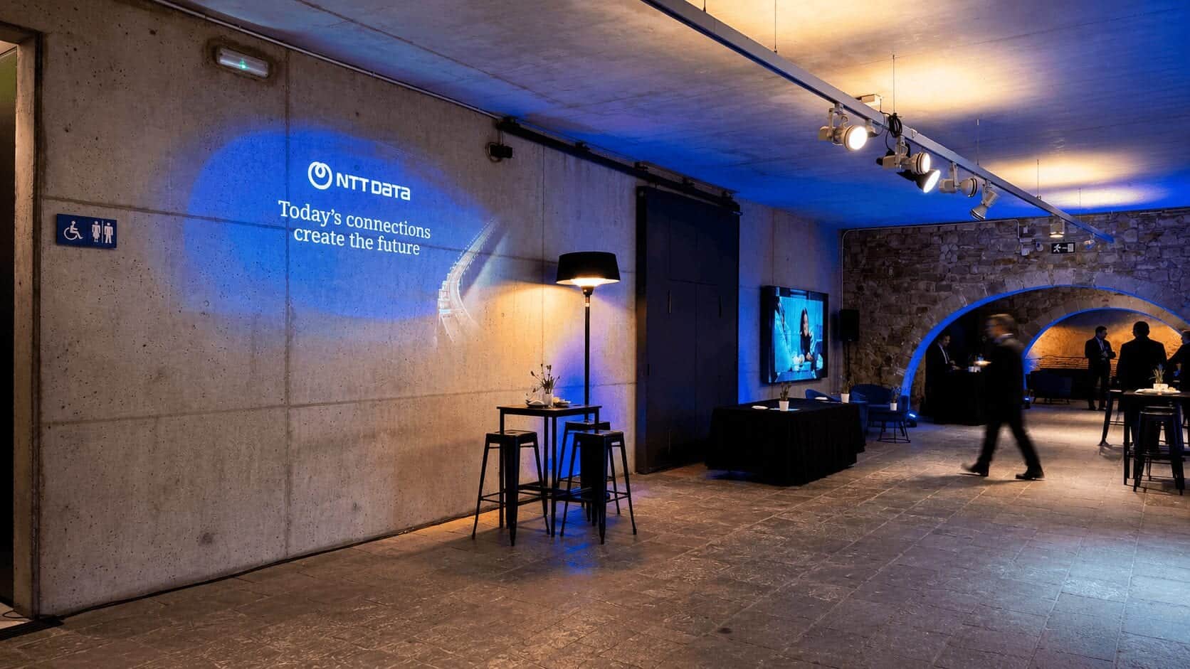 Mensaje de marca proyectado en el evento de NTT Data por Mariona Agency