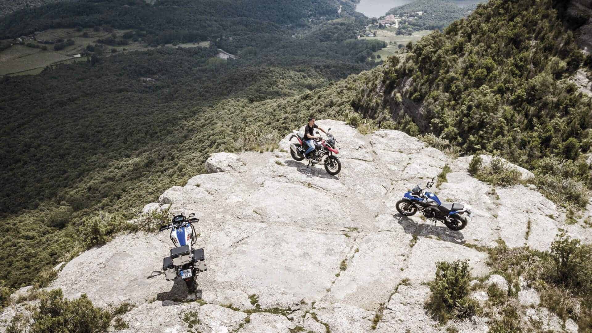 Gerard Farrés junto a la Macbor XR5 en el evento de Mariona Agency