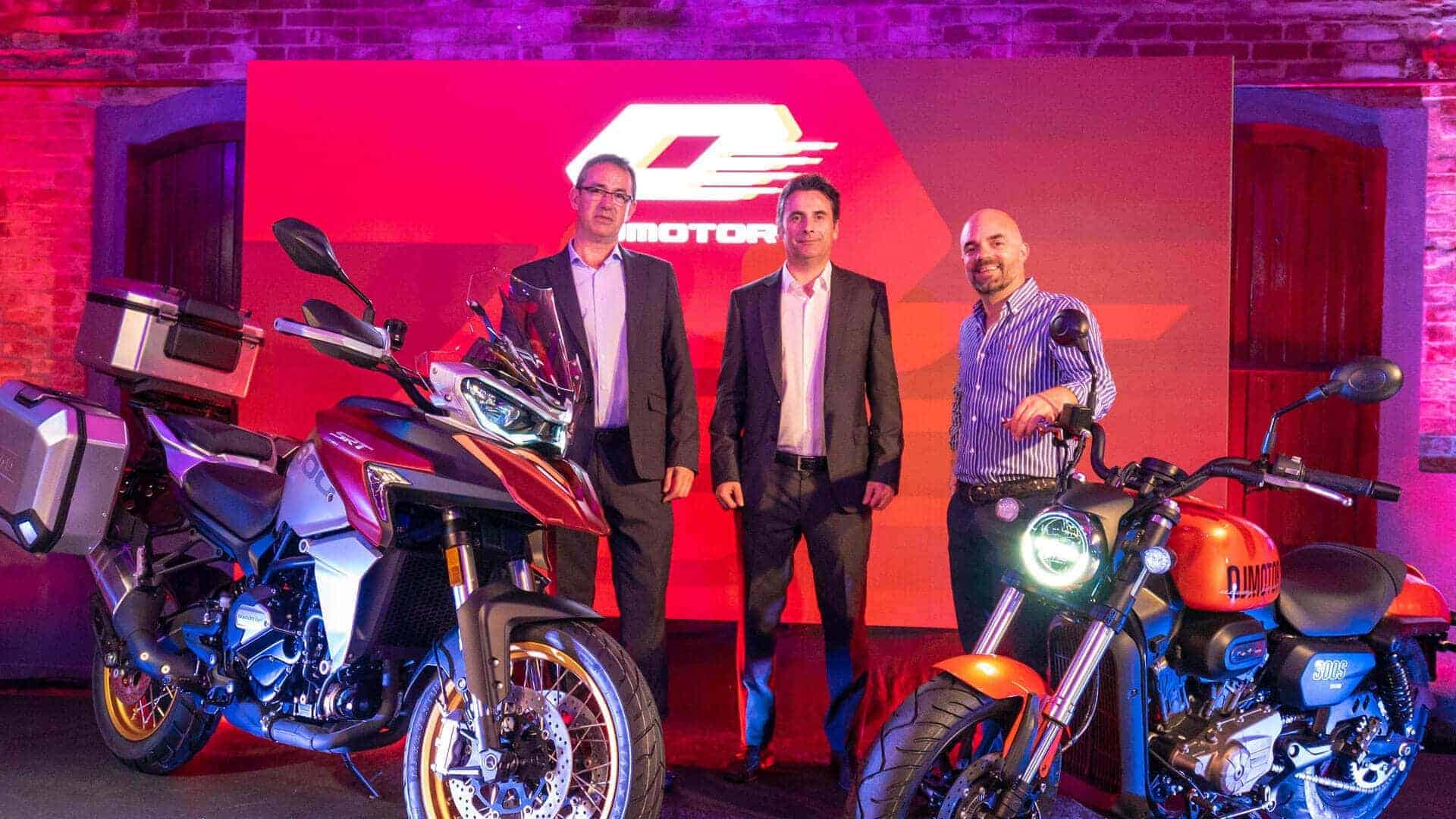 Prensa del sector motociclista asistiendo al evento de QJ Motor