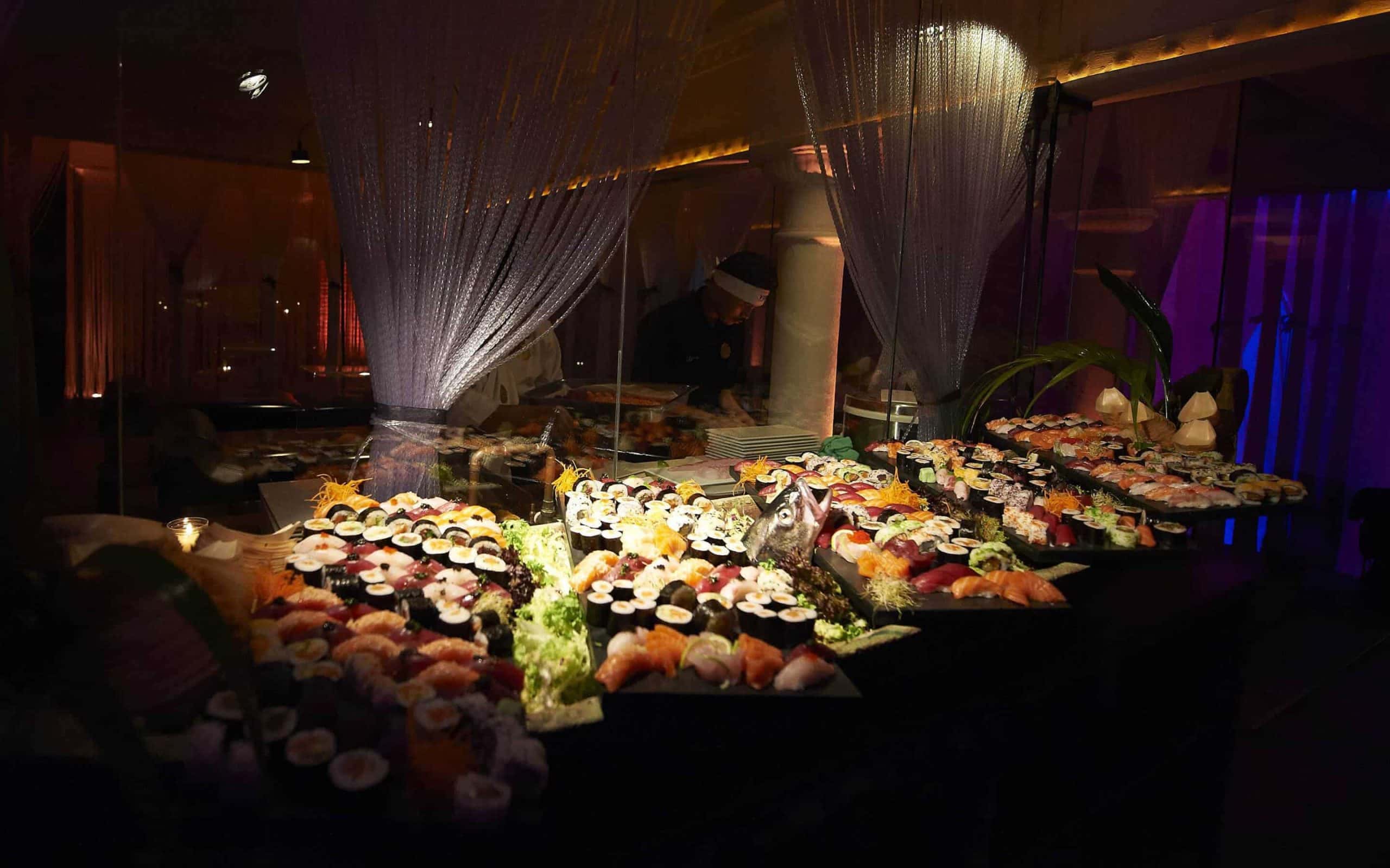 Invitados en la fiesta de aniversario de AIRE Ancient Baths, evento de Mariona Agency