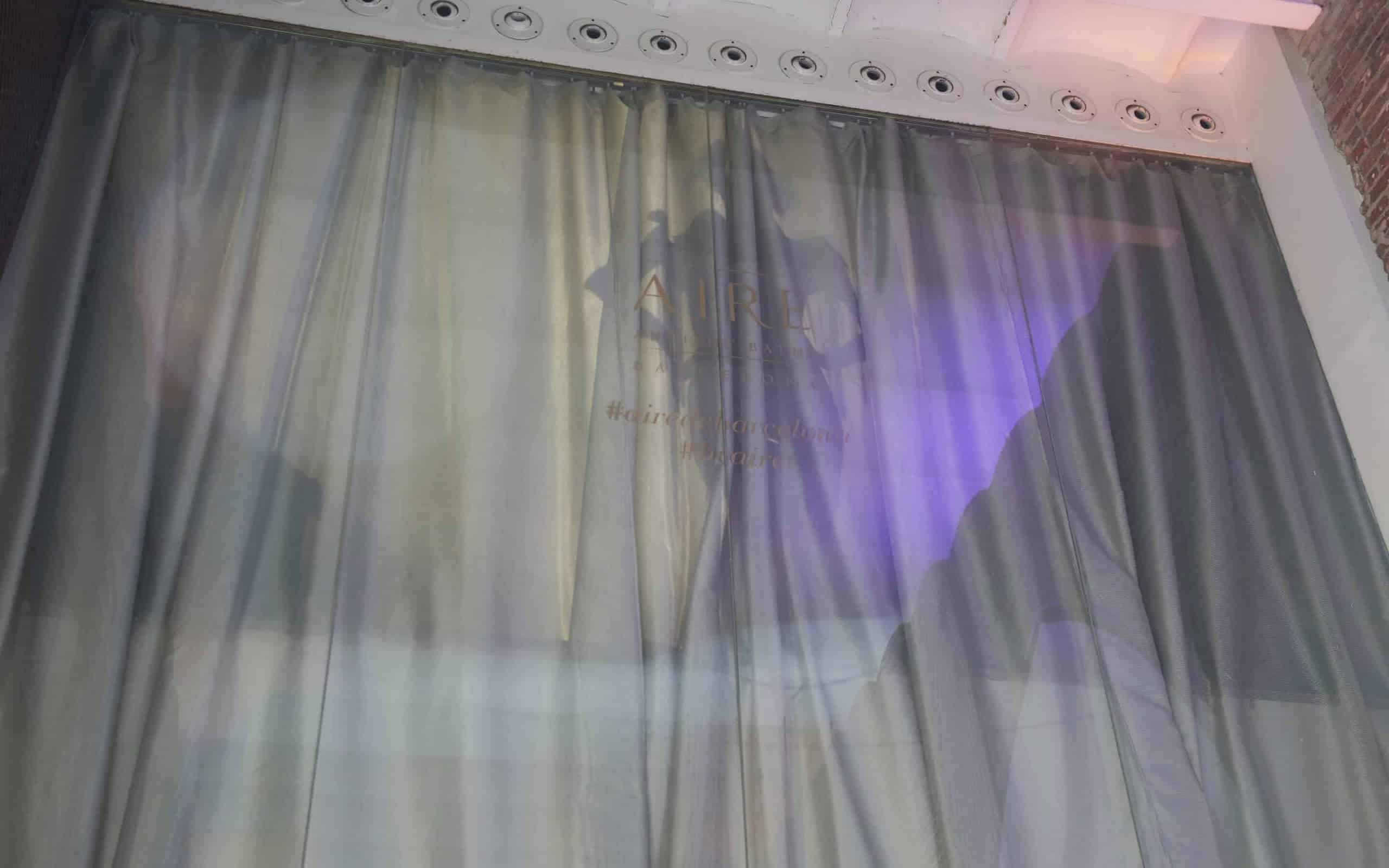 Puesta en escena del aniversario de AIRE Barcelona, obra de Mariona Agency