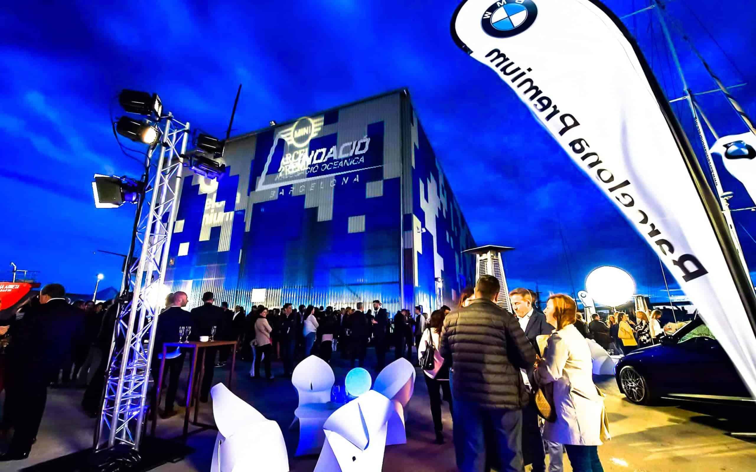 Acróbata suspendida en altura durante el espectáculo BMW producido por Mariona Agency