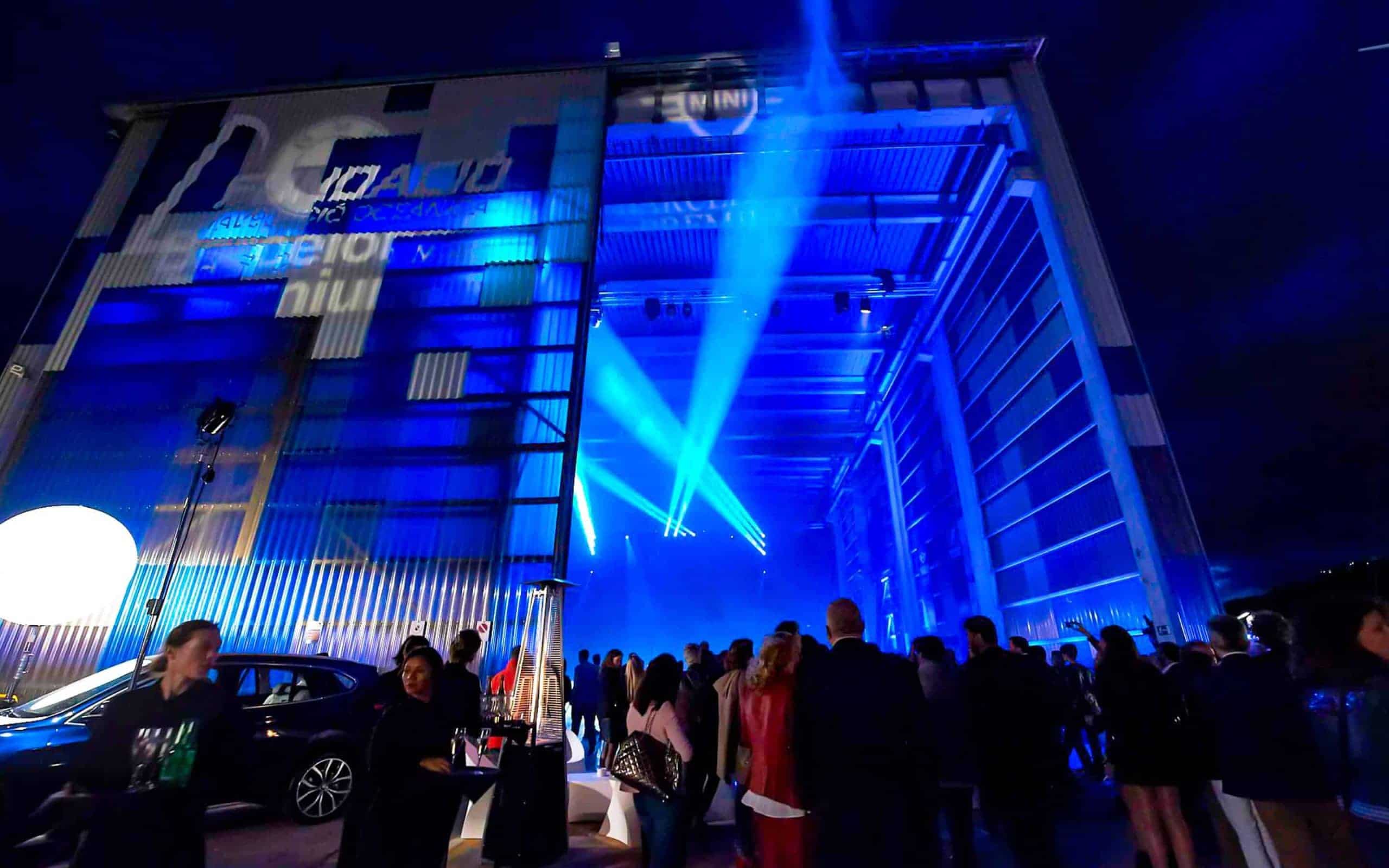 Robots y bailarines sobre hoverboards en el evento BMW de Barcelona Premium