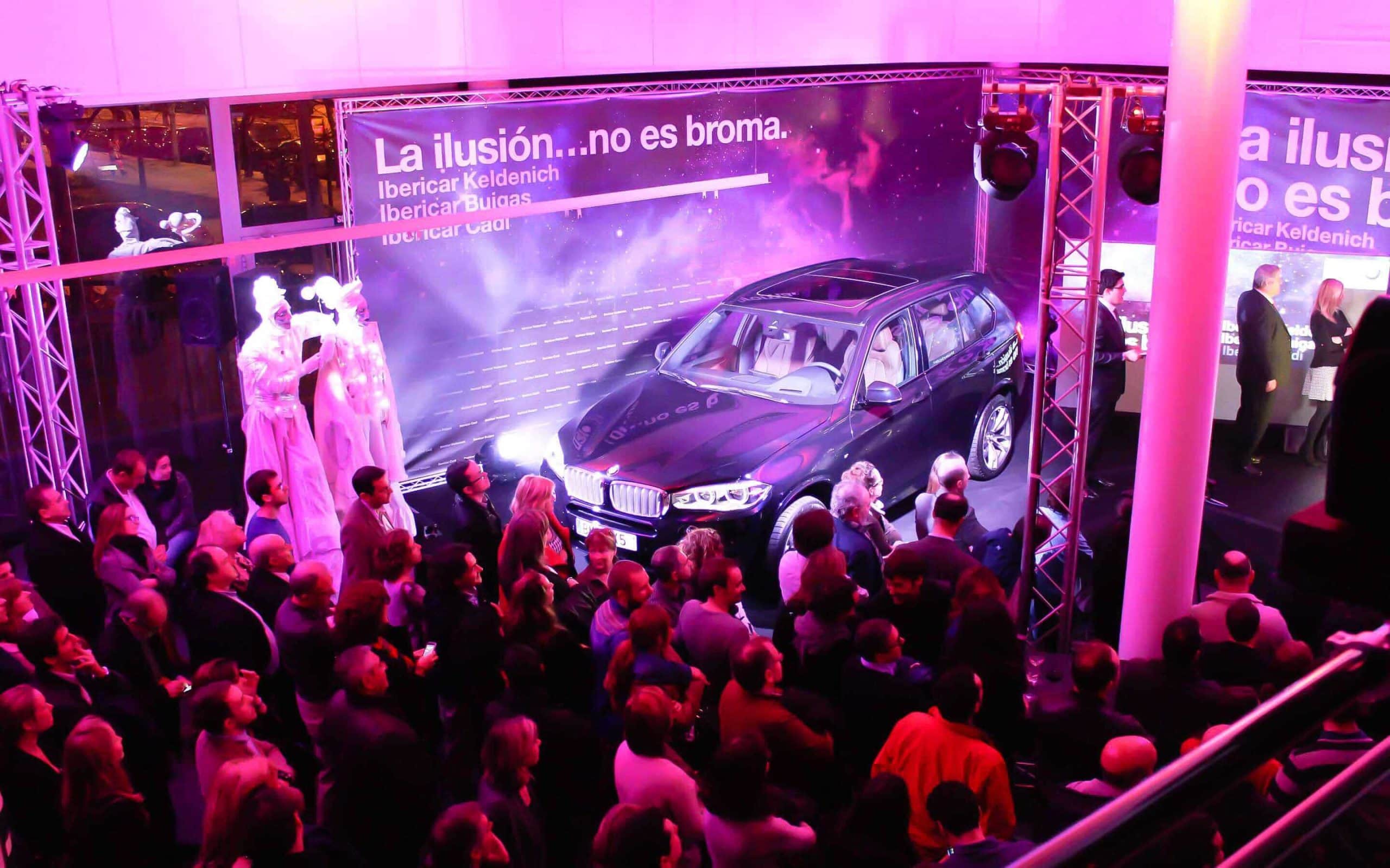 Iluminación del espectáculo BMW producido por Mariona Agency