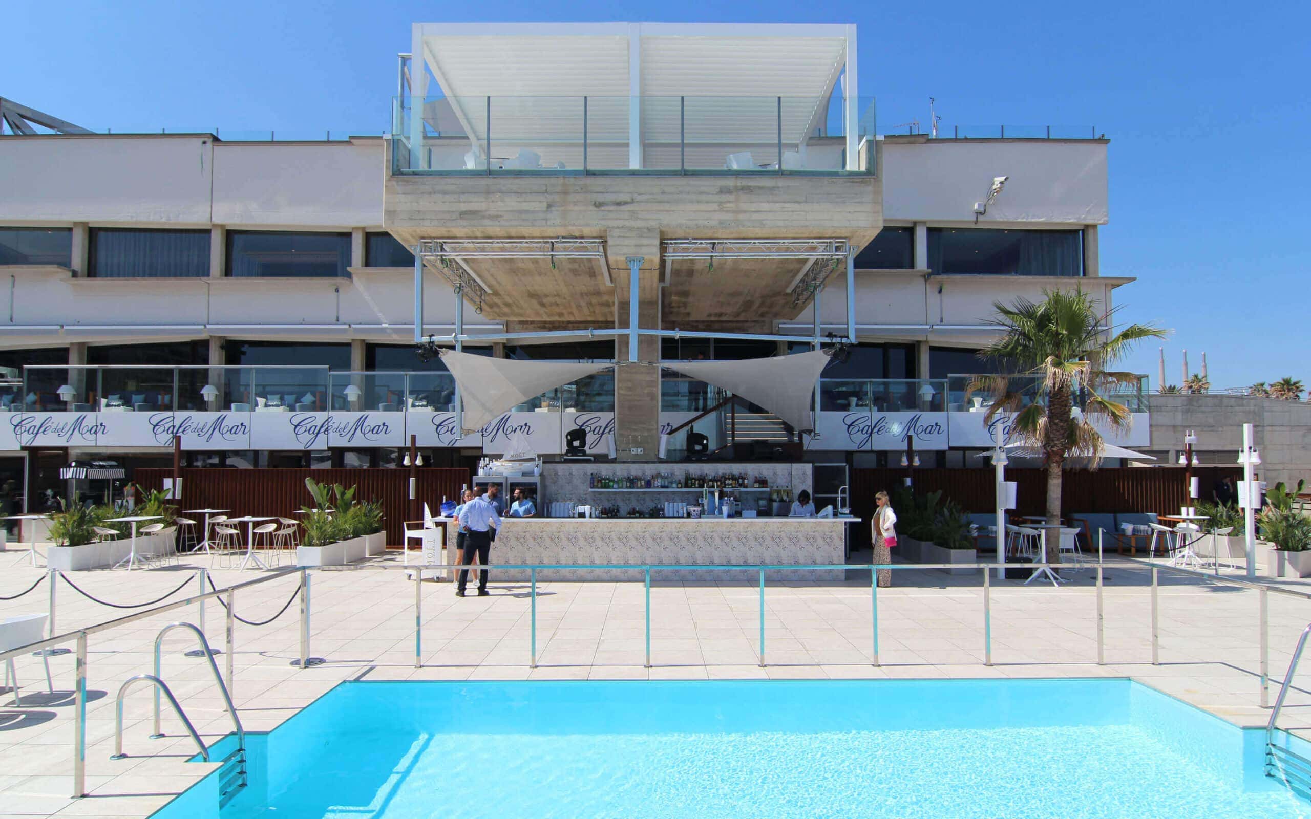 Ambiente al atardecer de Café del Mar Barcelona, marca de Mariona Agency