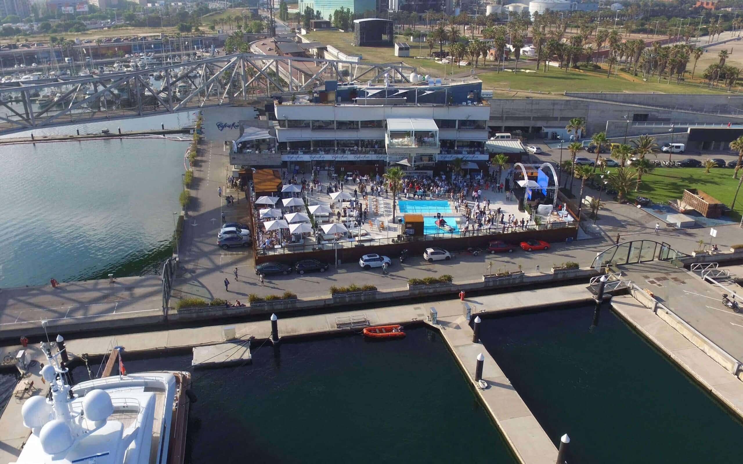 Terraza de Café del Mar en PortForum con la gráfica de Mariona Agency