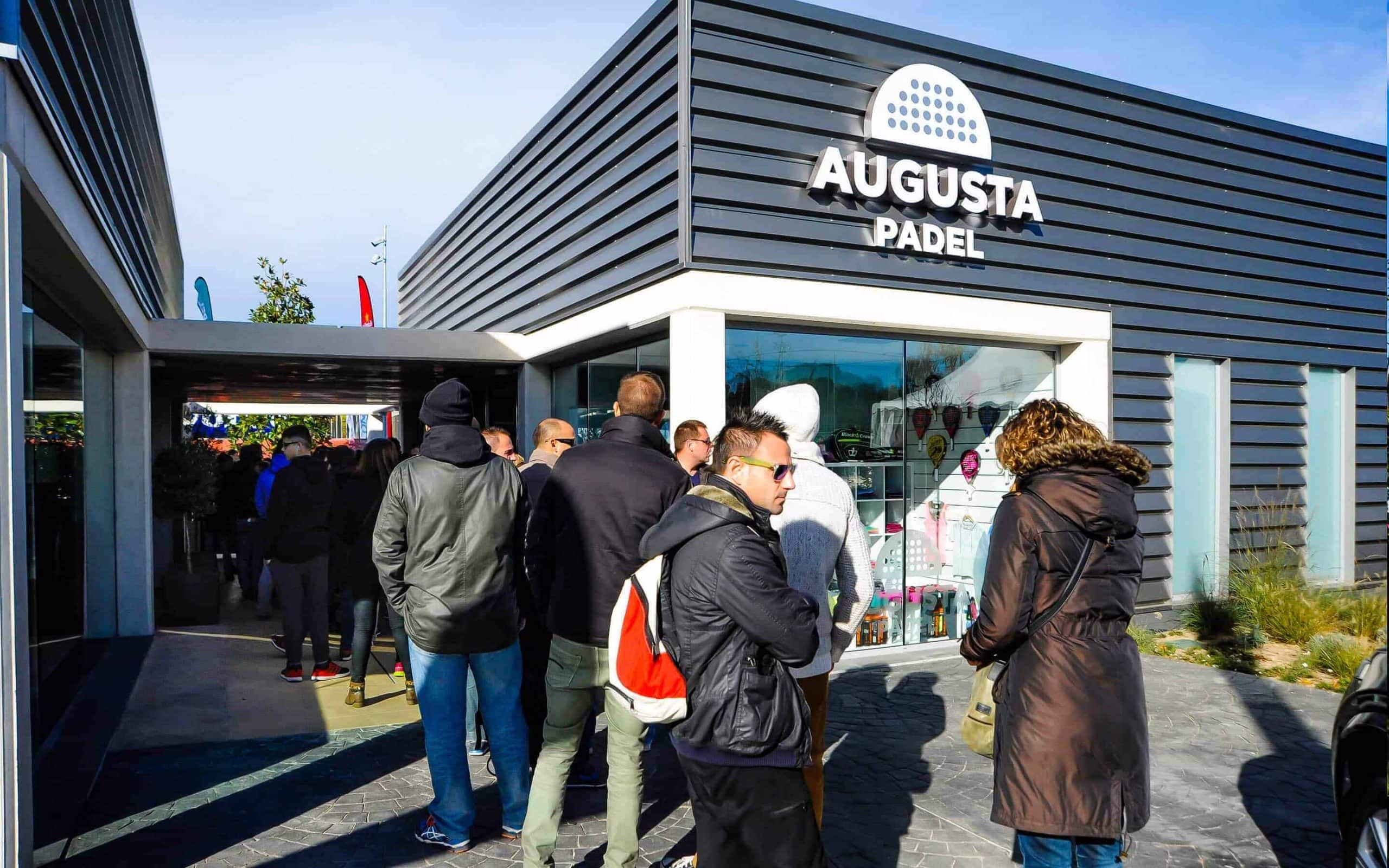 Rotulación de pista diseñada por Mariona Agency para el torneo de Augusta Padel