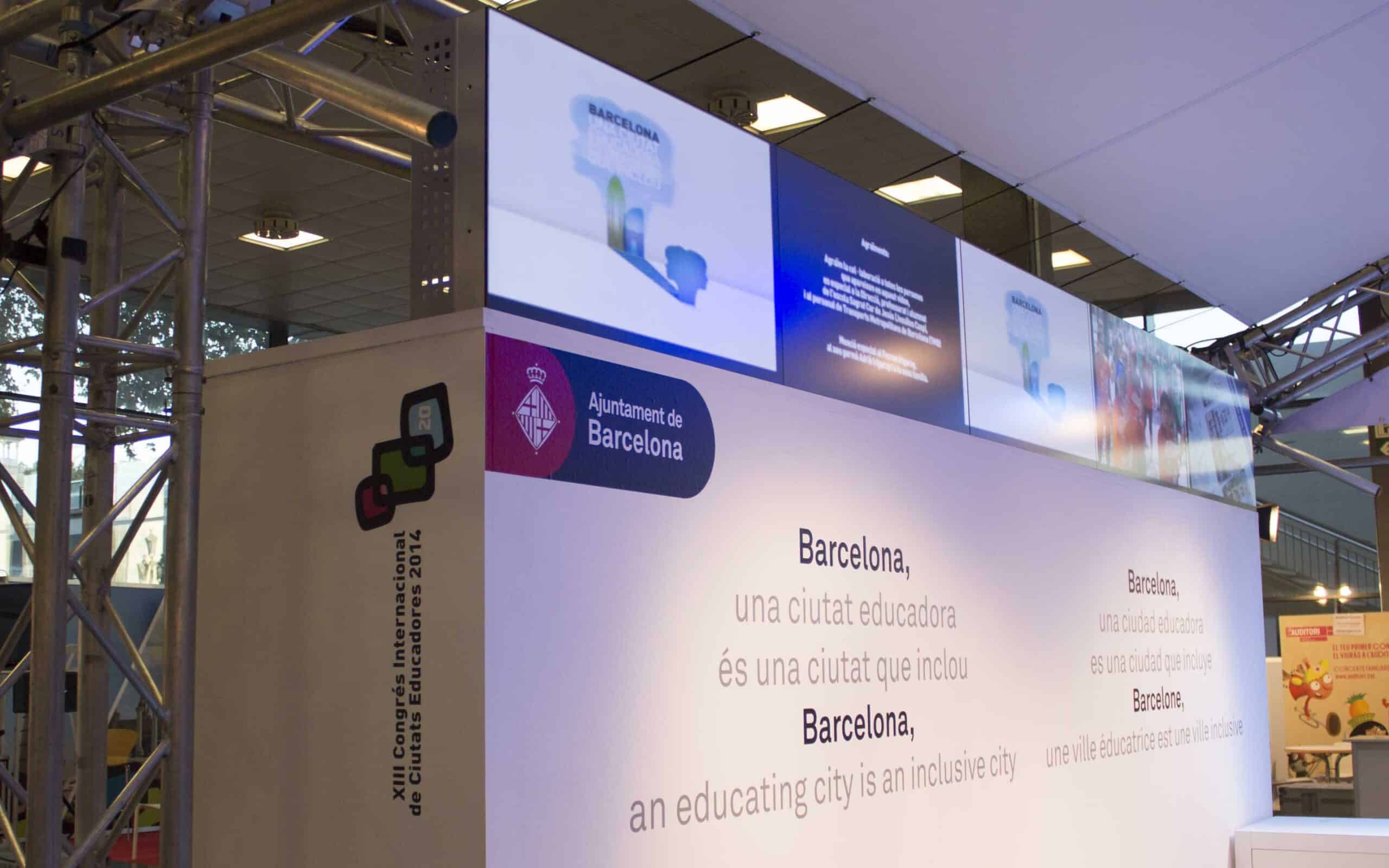 Señalética diseñada por Mariona Agency para el stand del Ajuntament de Barcelona