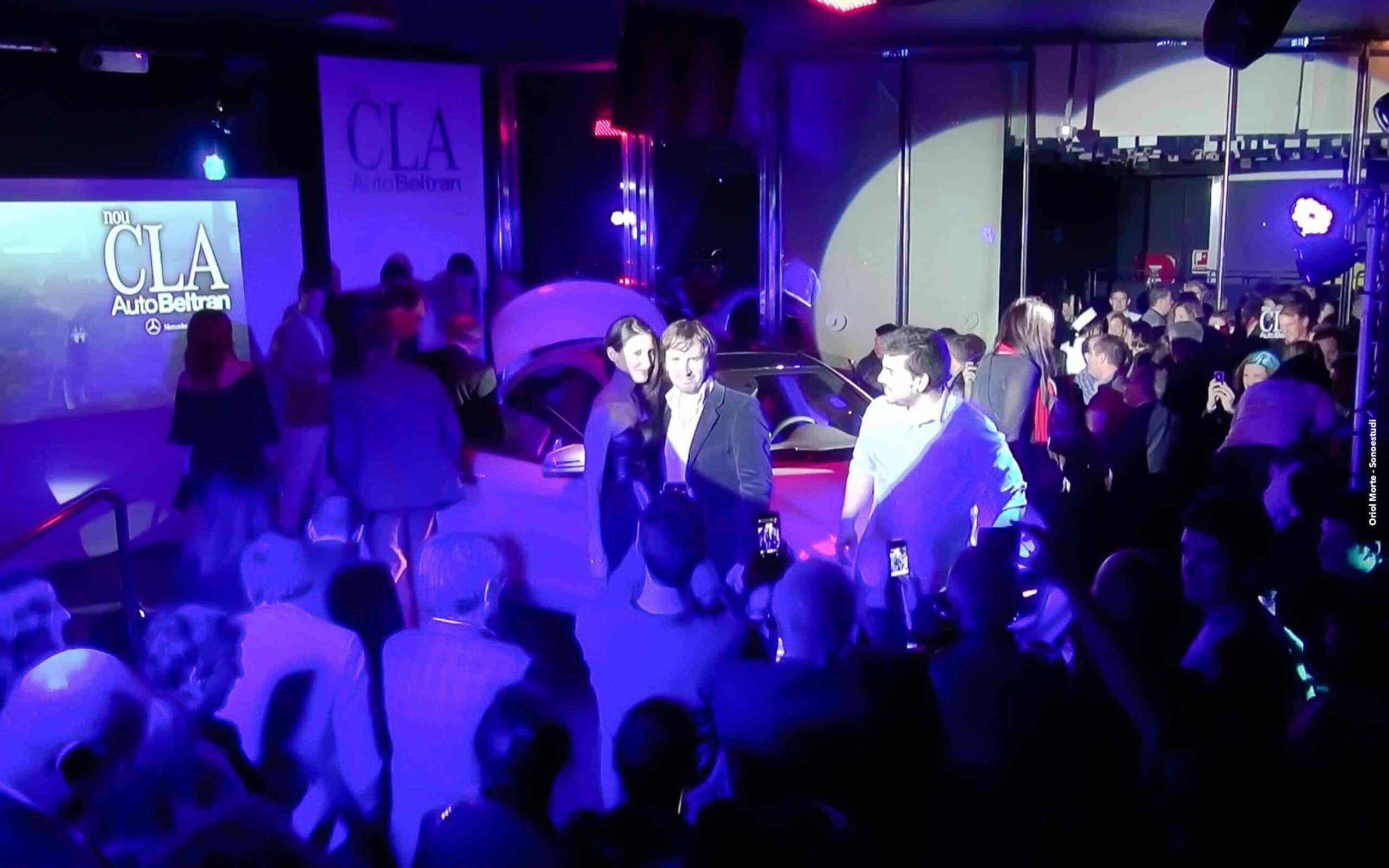 Performance artística en la presentación del nuevo Mercedes-Benz CLA
