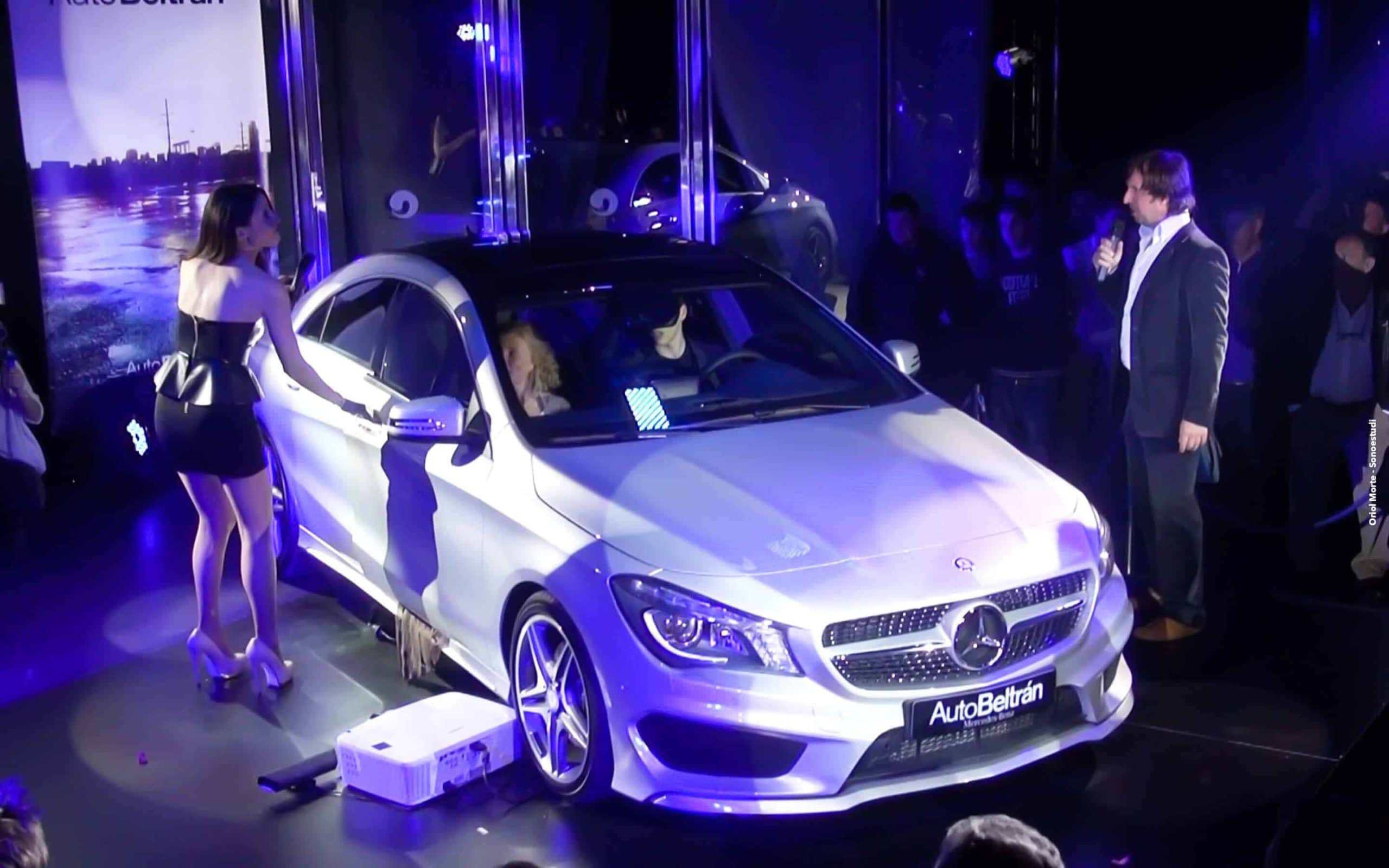 Detalle de las líneas aerodinámicas del Mercedes-Benz CLA en el evento