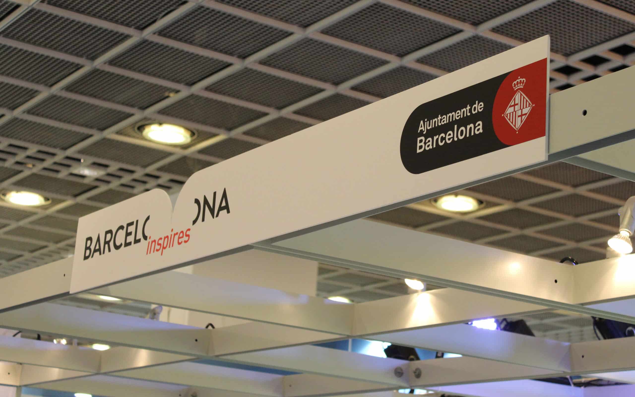 Visitantes profesionales en el stand de Barcelona, obra de Mariona Agency