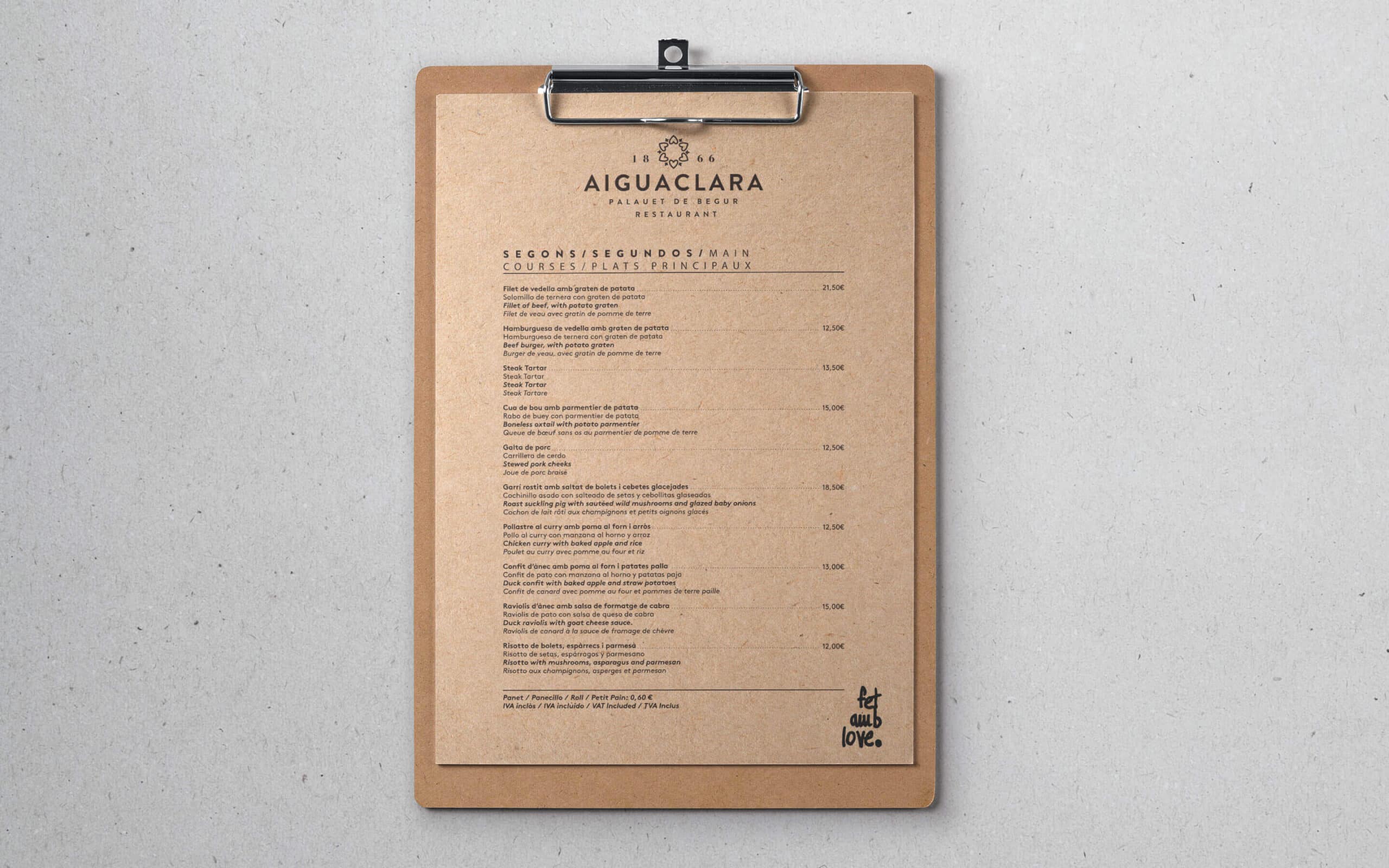 Ambiente mediterráneo del Hotel Aiguaclara con gráfica de Mariona Agency