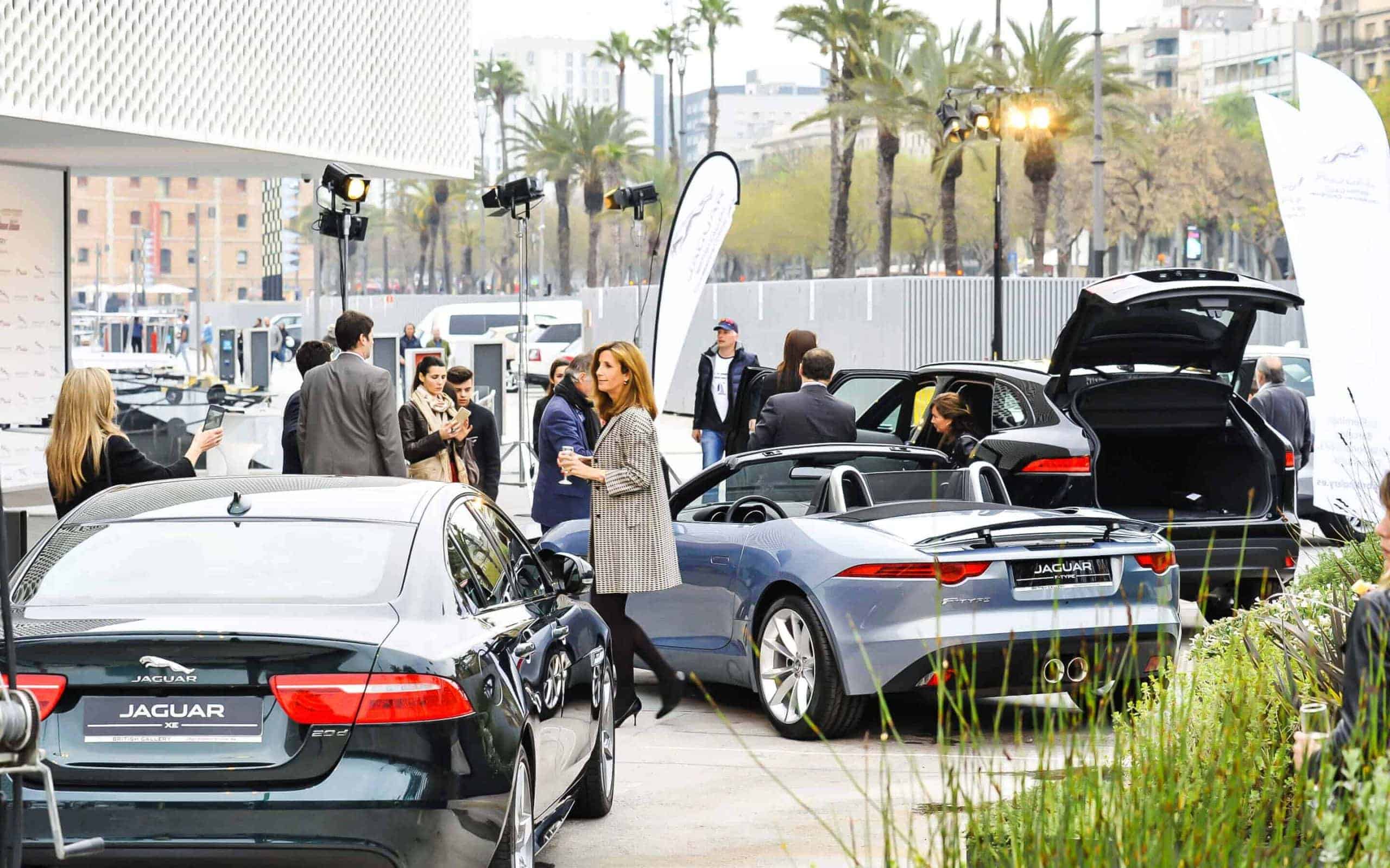 Escenografía montada sobre el Port Vell para la presentación del Jaguar F-Pace