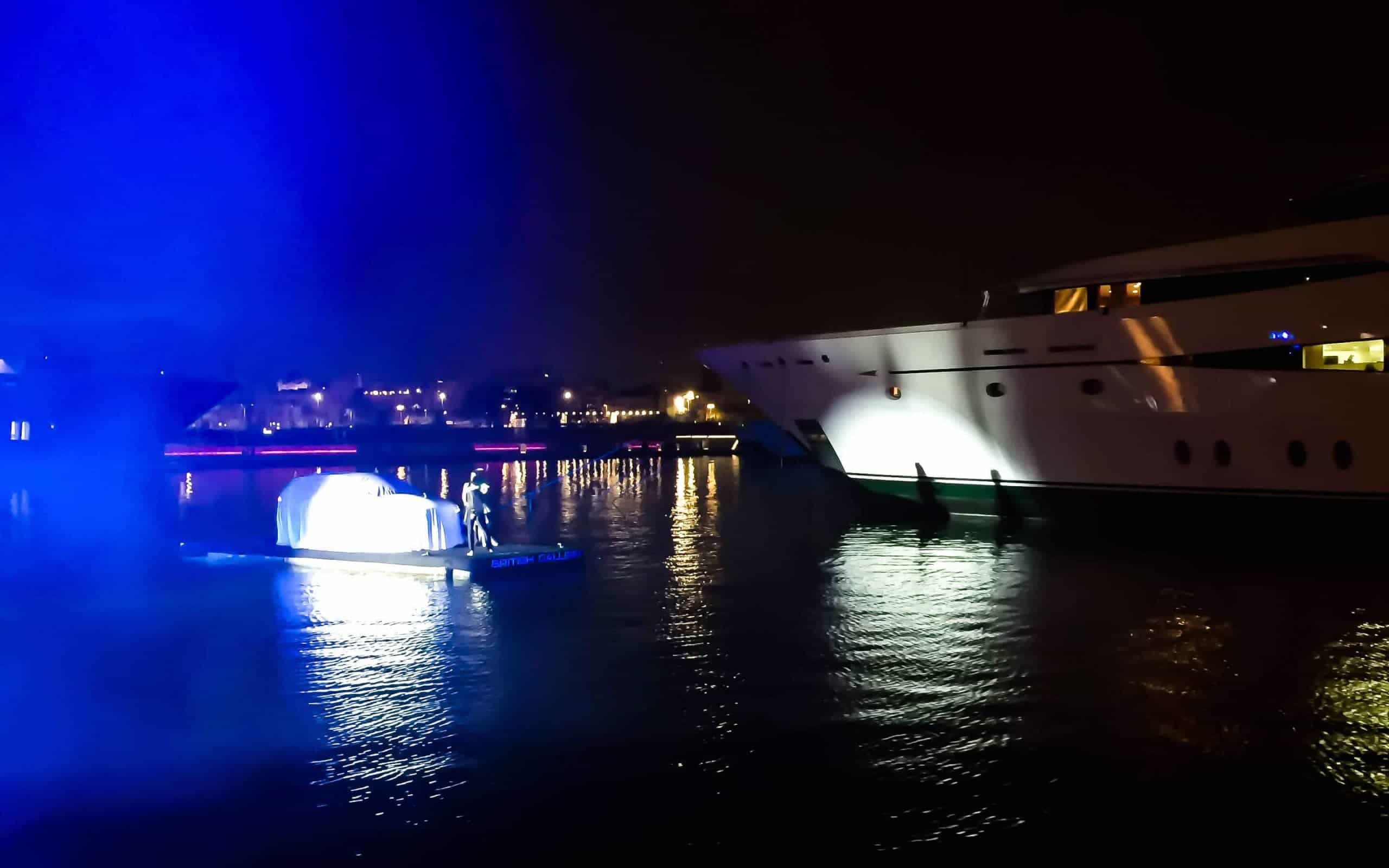 Ambiente nocturno del evento de presentación del Jaguar F-Pace en el puerto