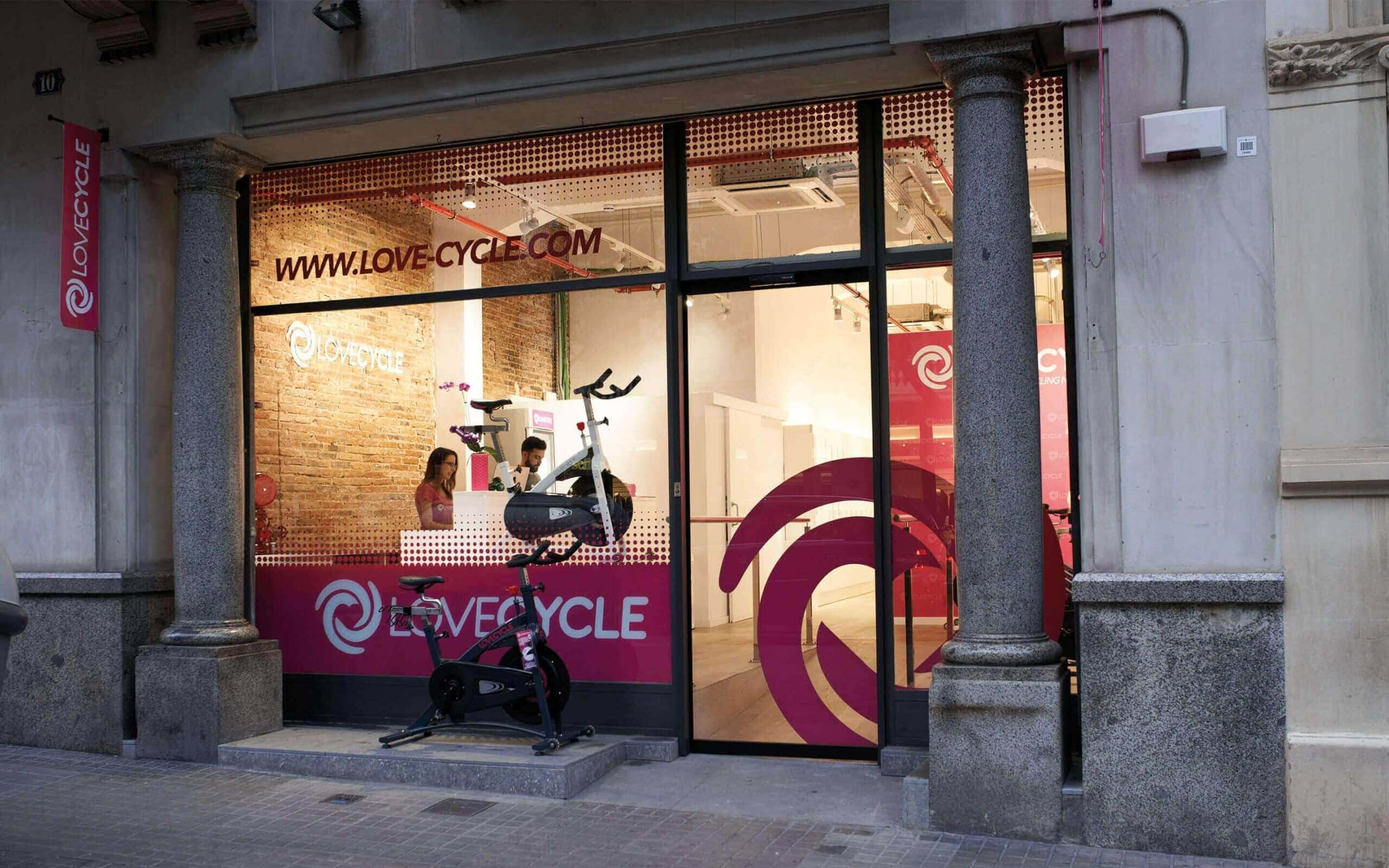 Sala de cycling de LoveCycle con la marca de Mariona Agency