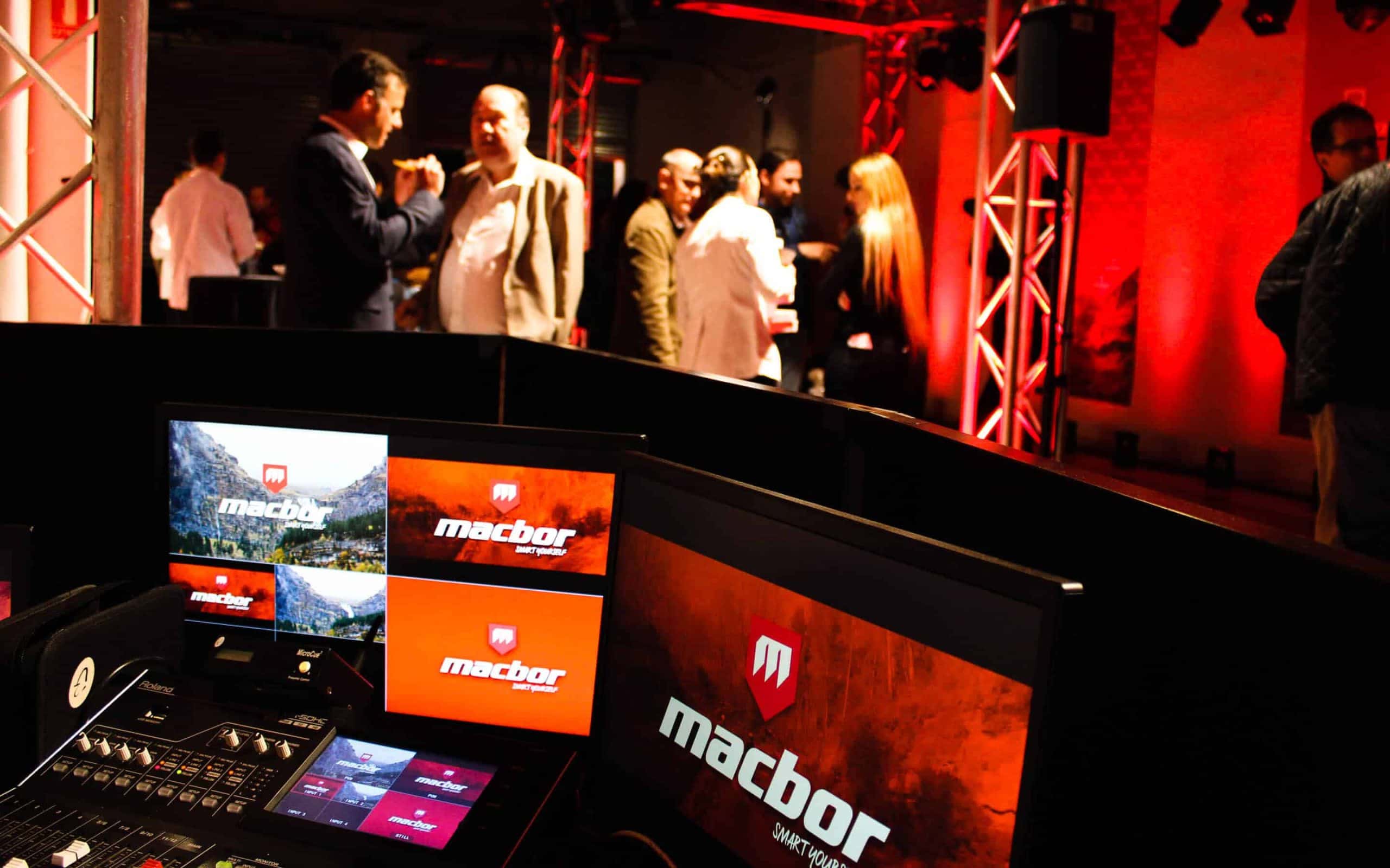Espectáculo en vivo durante el debut de Macbor ante la prensa