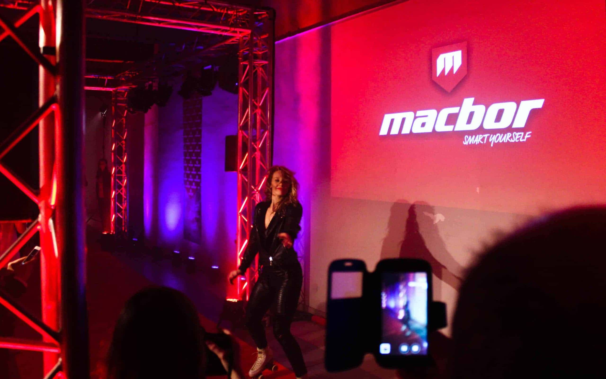 Brodas Bros actuando en el lanzamiento de Macbor