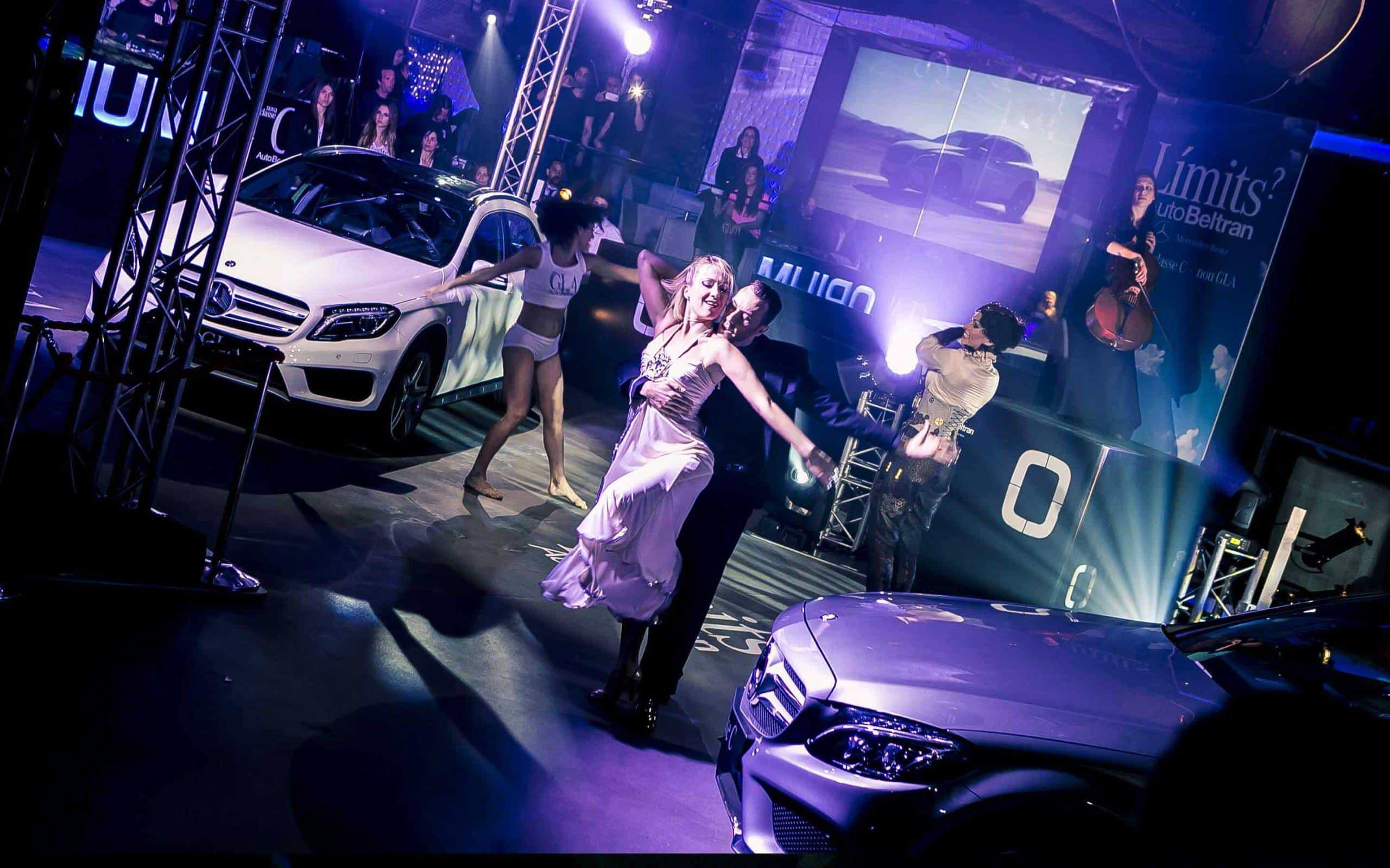 Espectáculo en la presentación de los Mercedes-Benz GLA y Clase C
