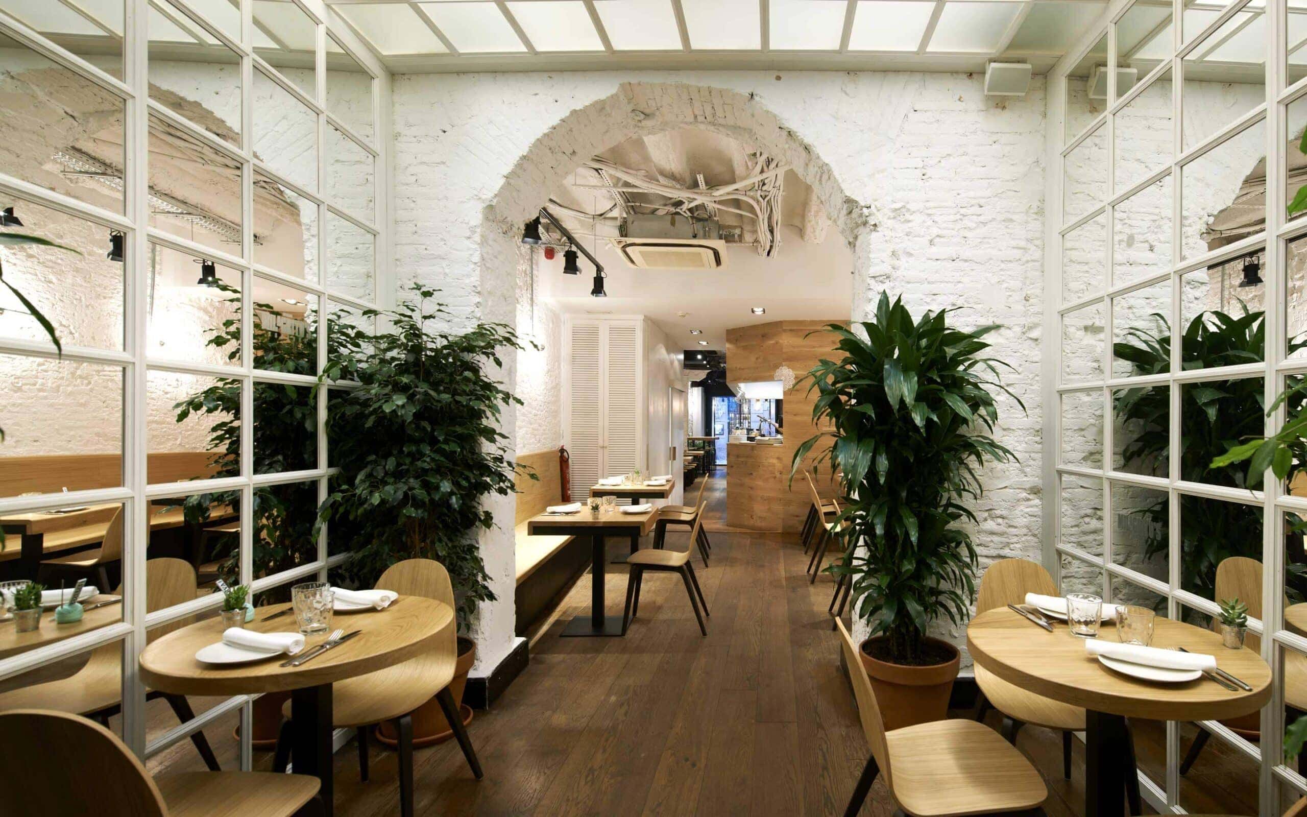Interior de Taberna Milgritos con la gráfica de Mariona Agency