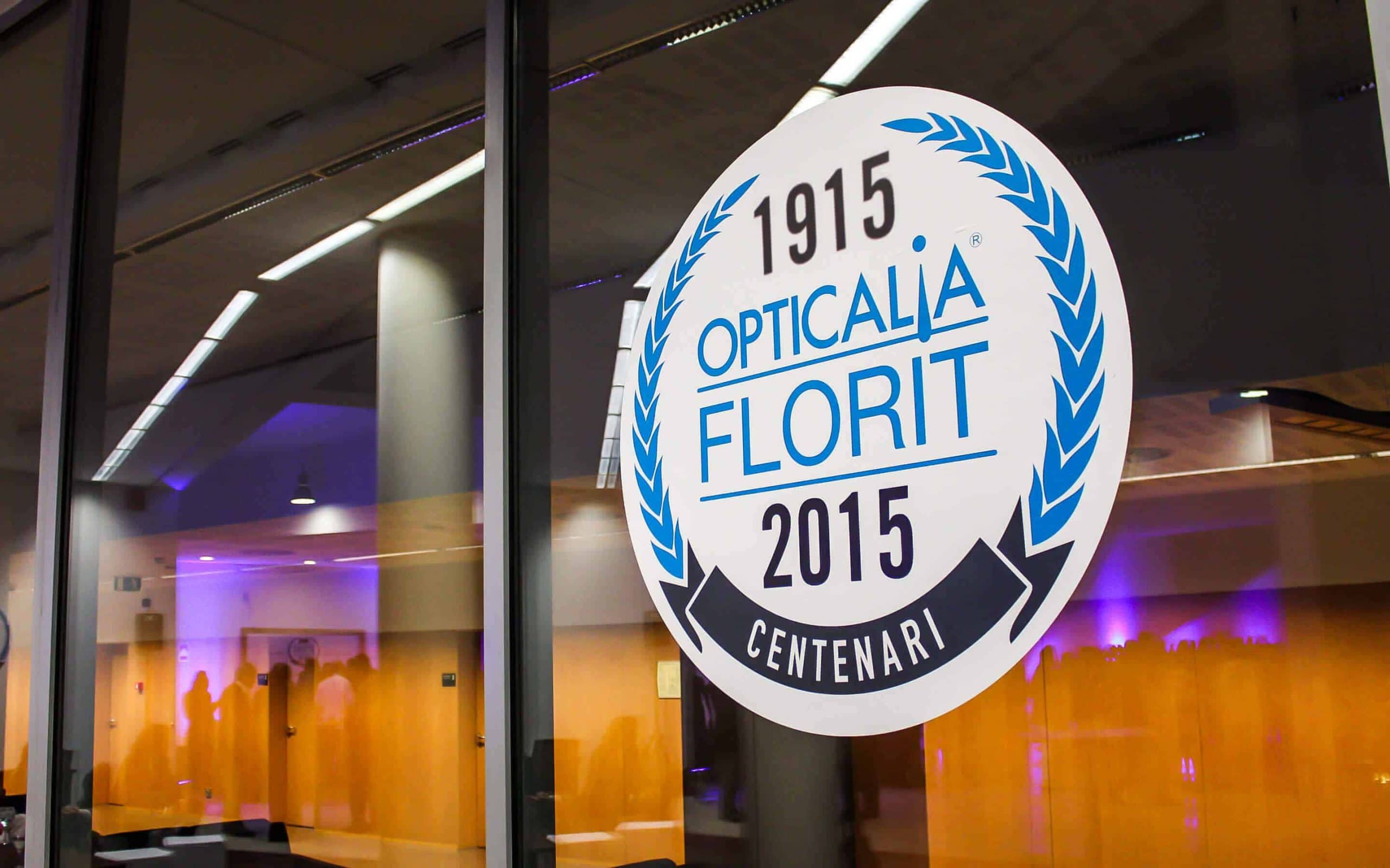 Roll-ups y soportes del centenario de Opticalia Florit realizados por Mariona Agency