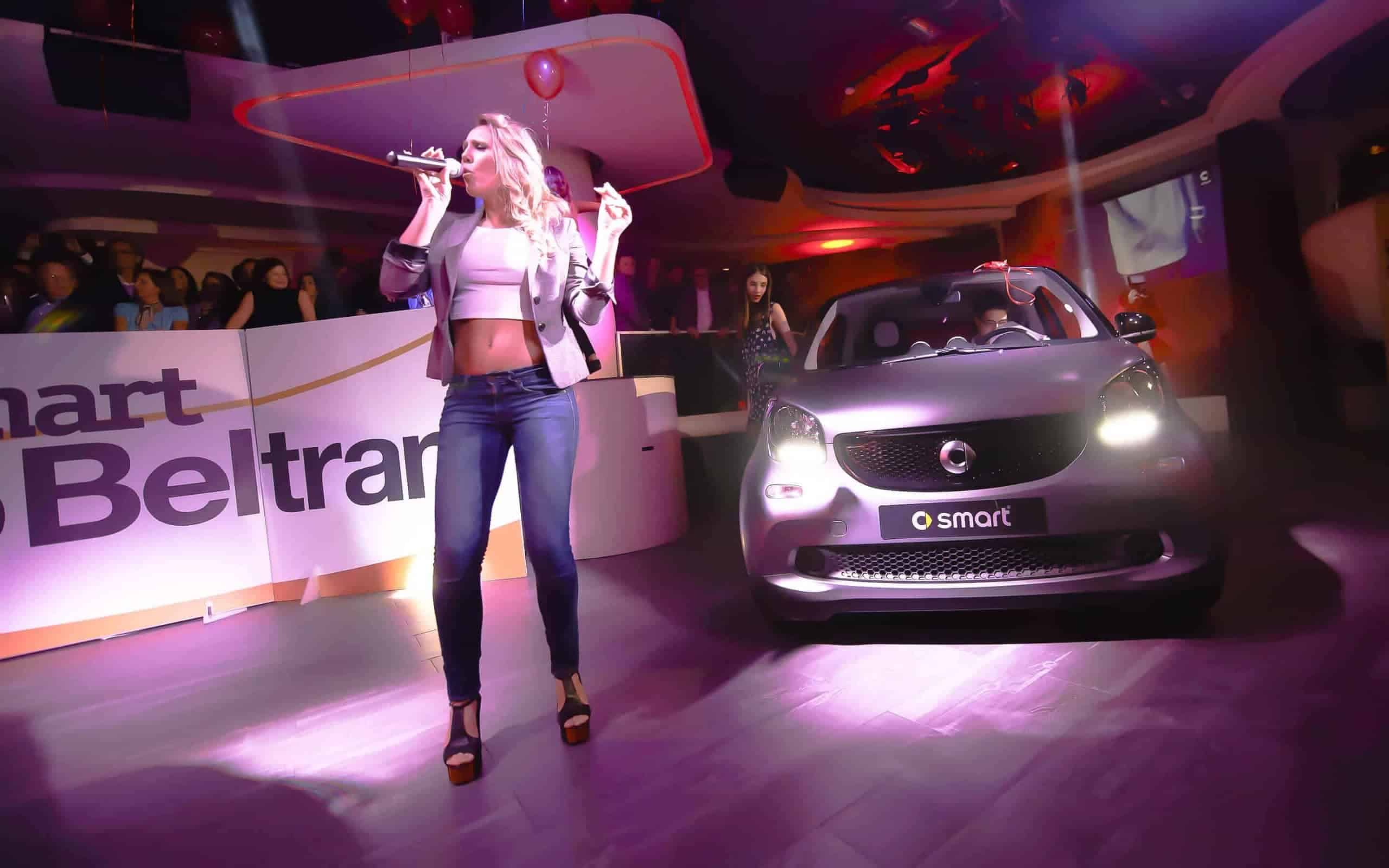 smart forfour en movimiento dentro de la discoteca Pacha Barcelona