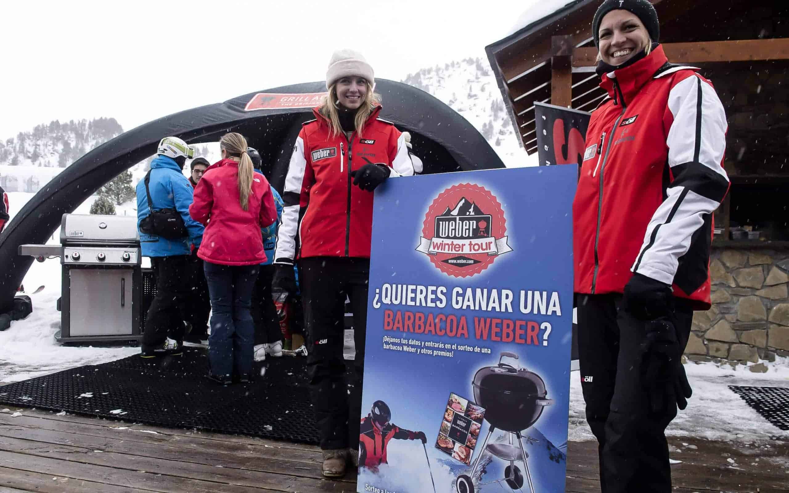 Visitantes interactuando con el stand de Weber en la nieve